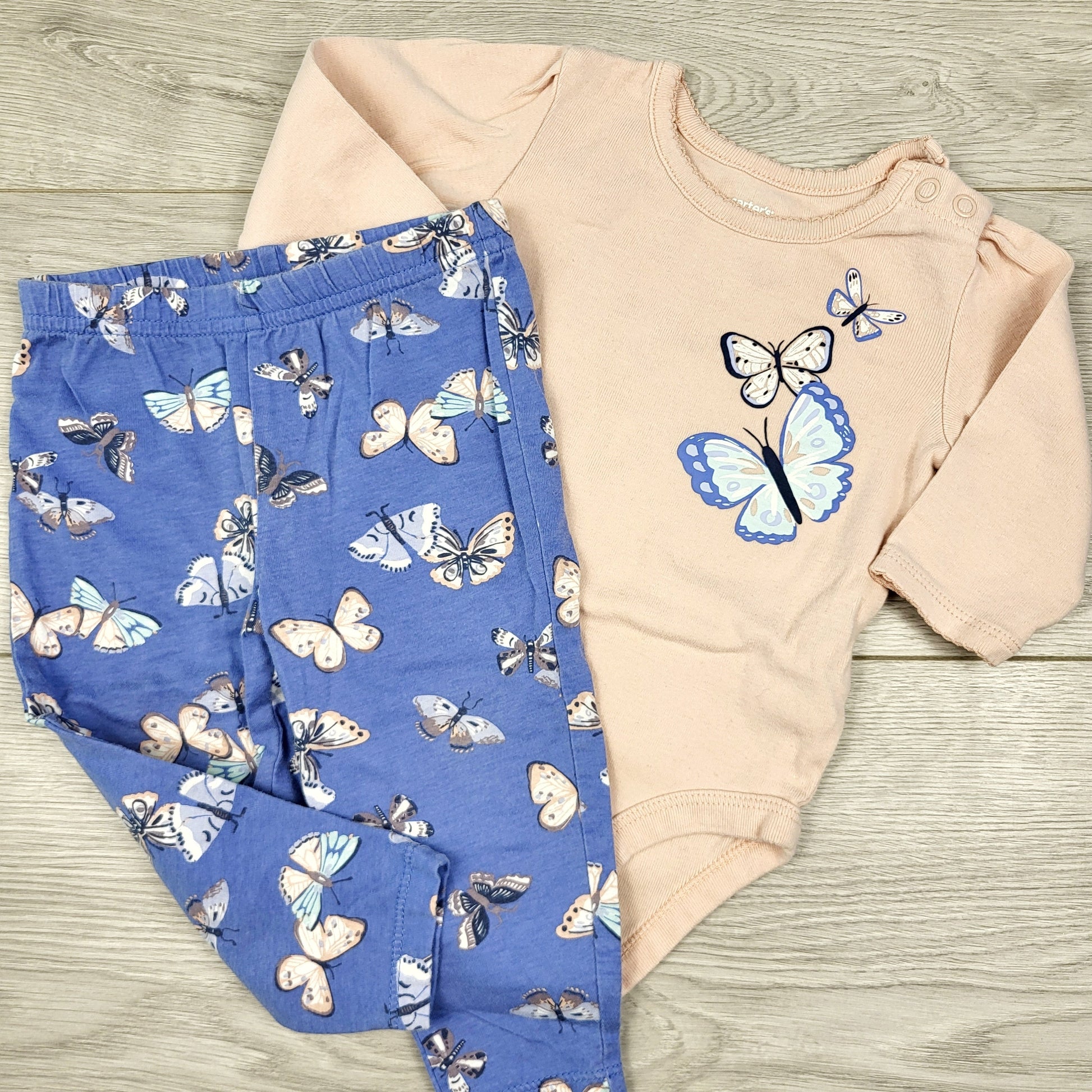 CAAC1 - Body Carters rose et bleu, 2 pièces, motif papillons. Taille 9 mois
