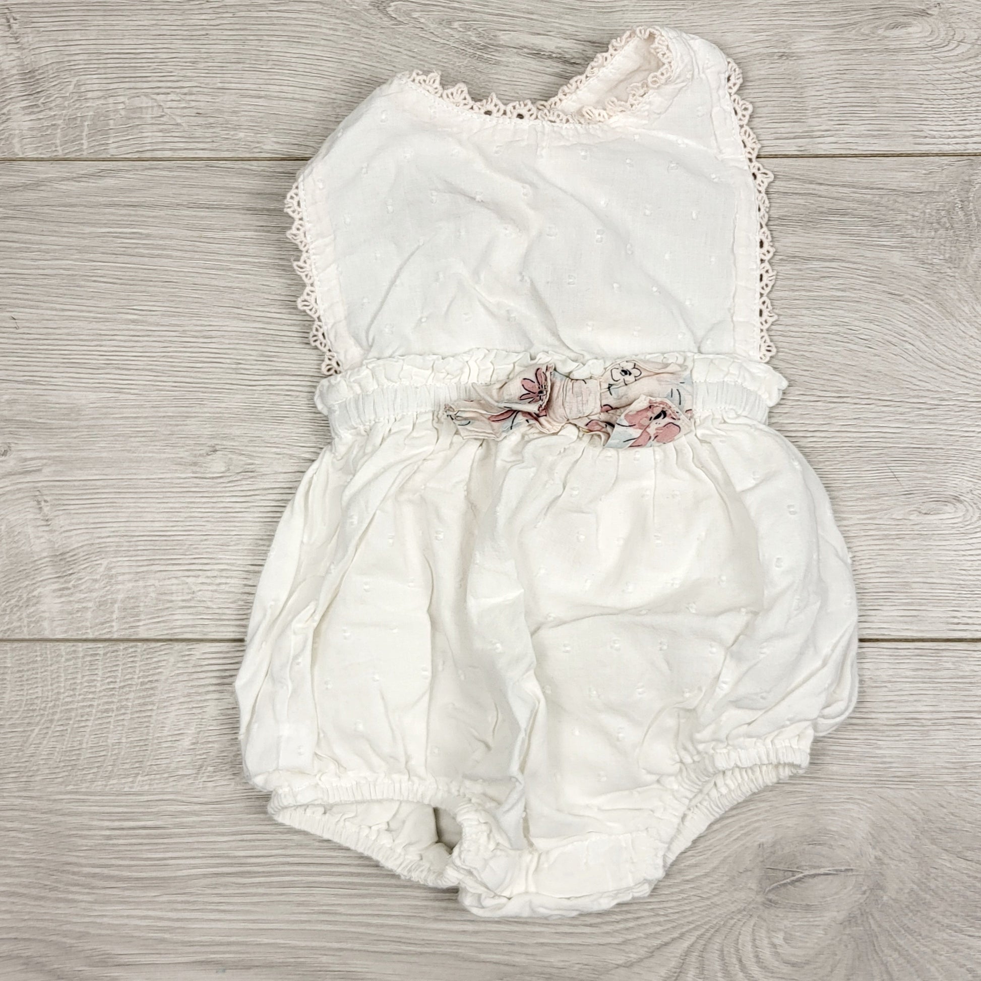 ECRS1 - Barboteuse Tahari blanche texturée à bulles. Taille 6-9 mois