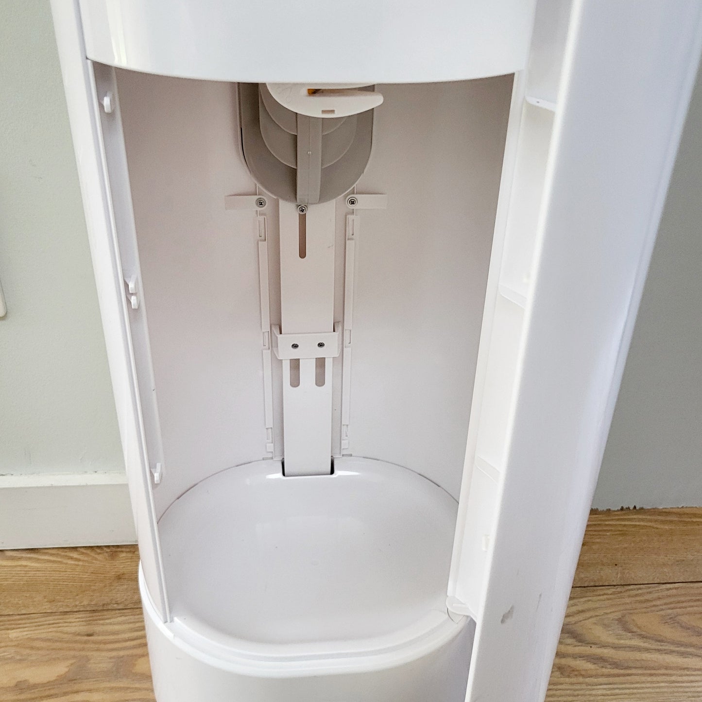 MFTZ1 - Munchkin Step Diaper pail with refills. LOCAL pick up or delivery only