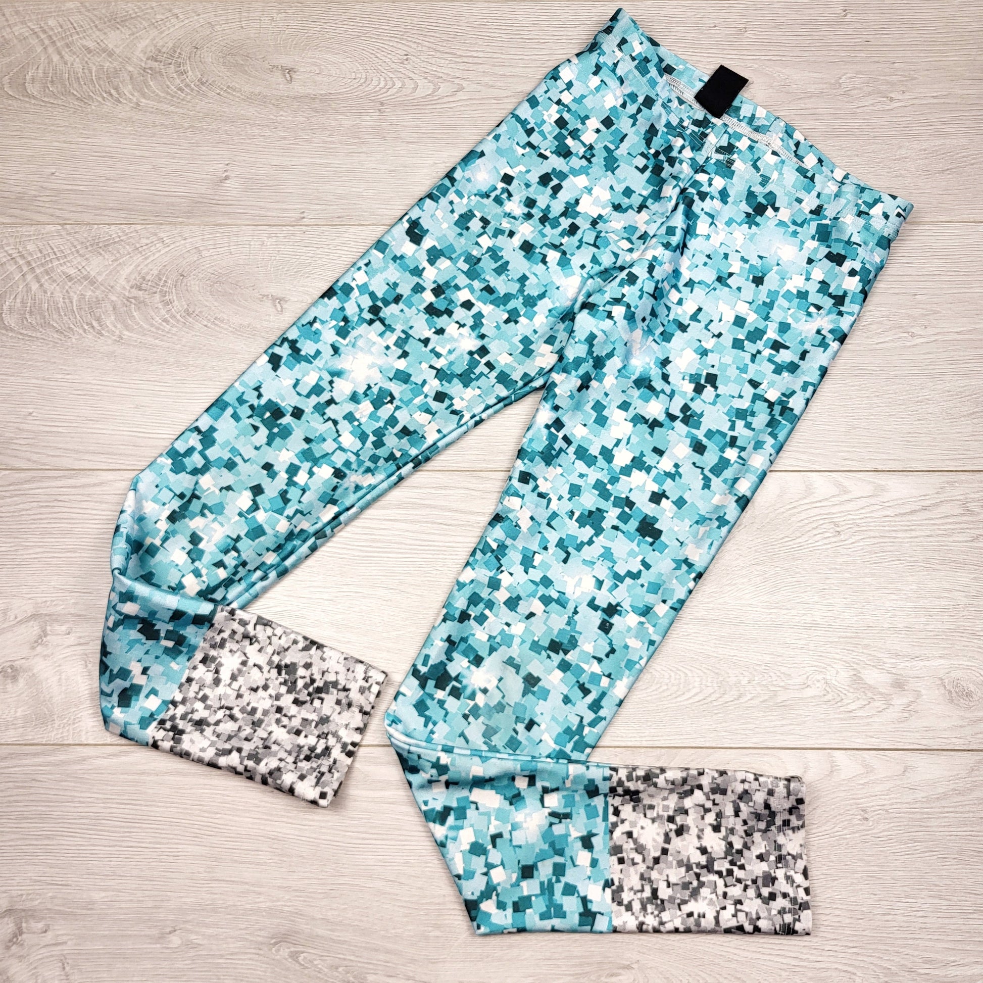 ESZ22 - Pineapple turquoise patterned active leggings. Approx size 10/12