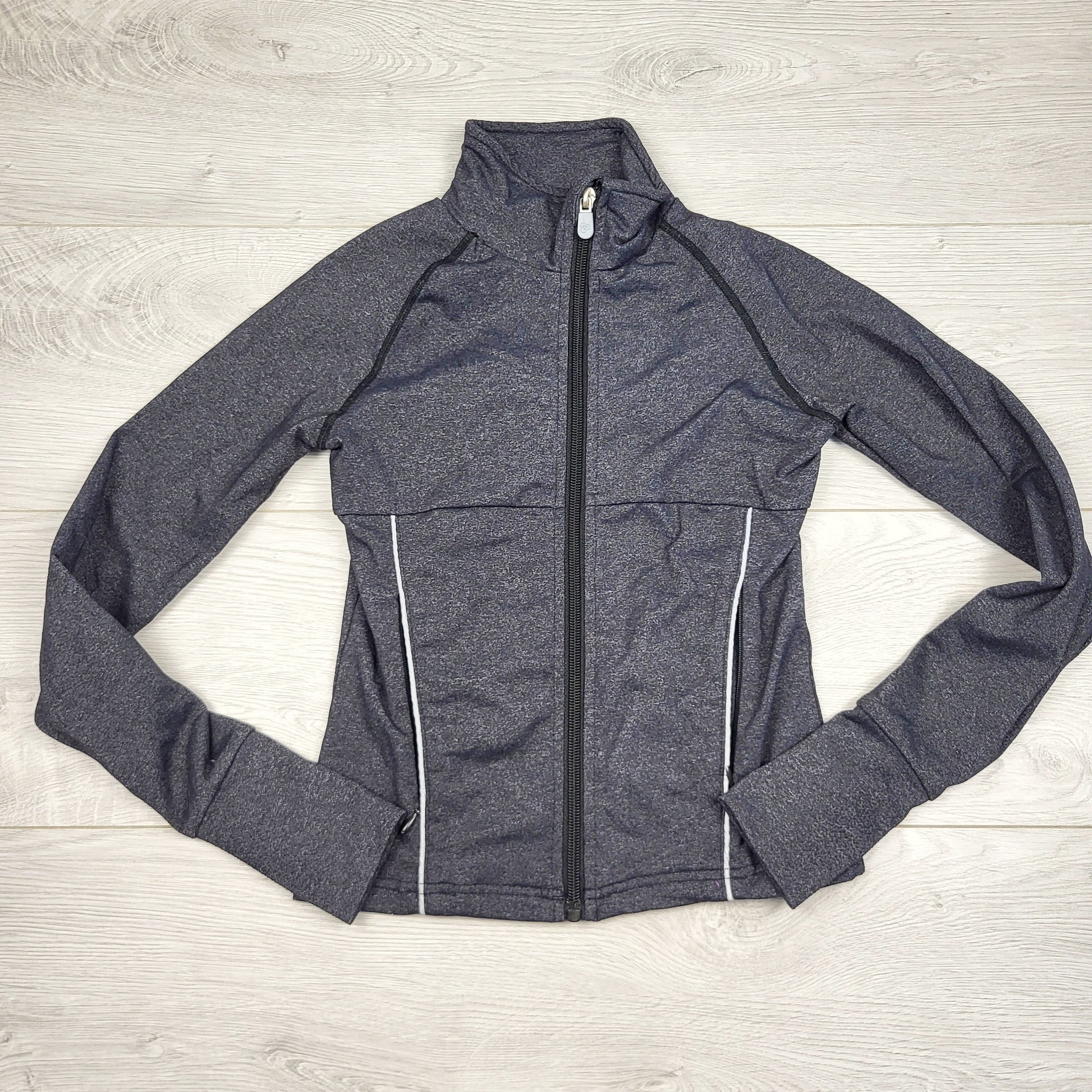 ESZ22 - Triple Flip grey active jacket. Their size 3 which is a Girls size 10 🍁