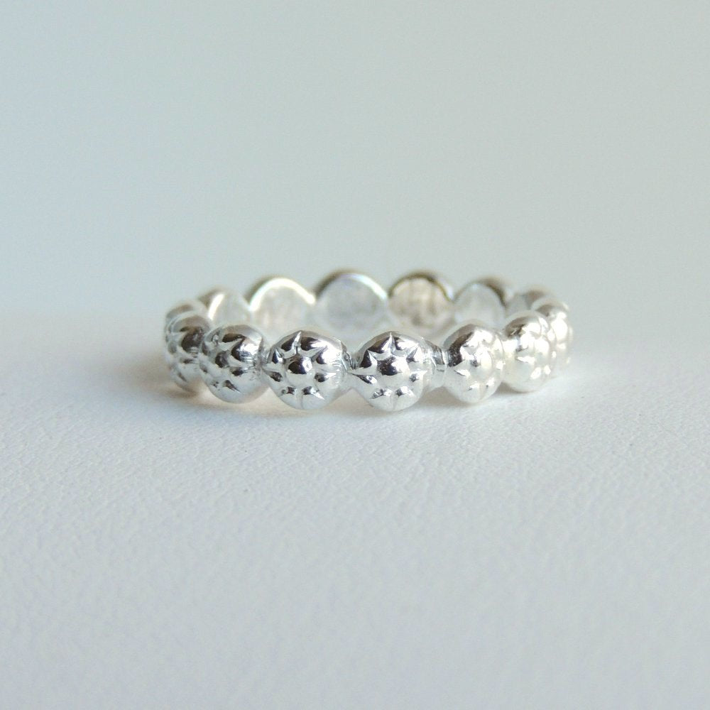 Bague empilable en argent sterling avec marguerite