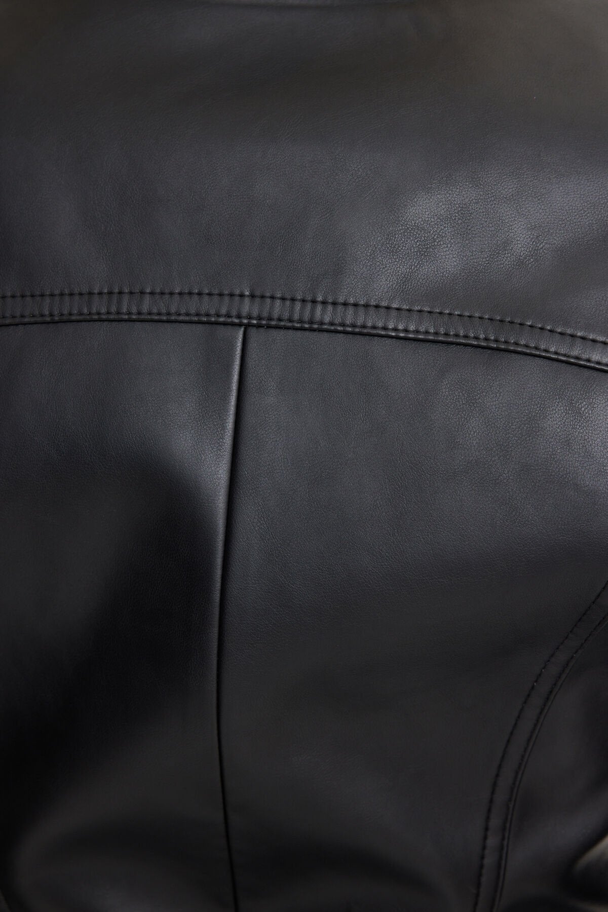 Veste en similicuir avec ceinture