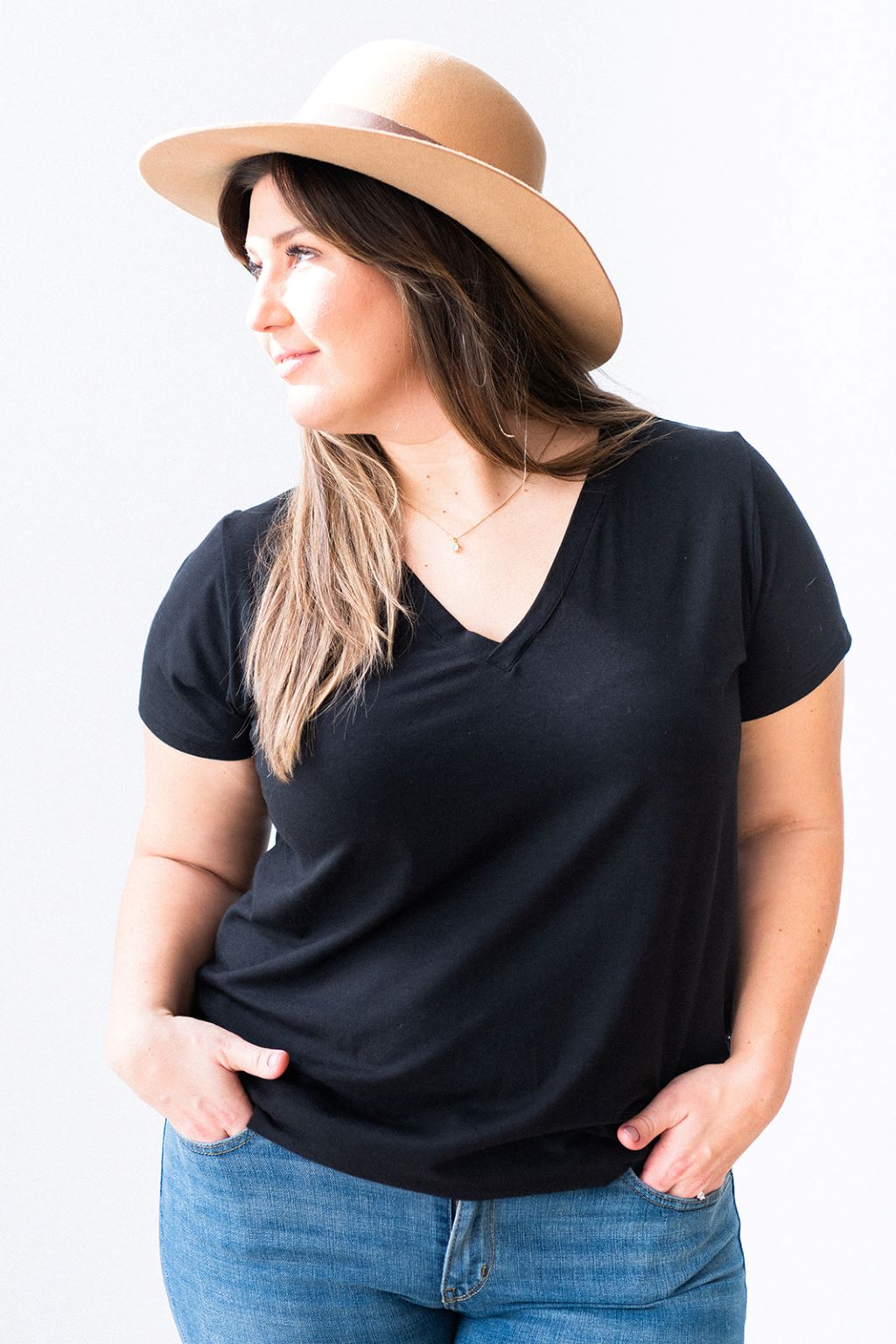 Le t-shirt parfait à col en V en noir