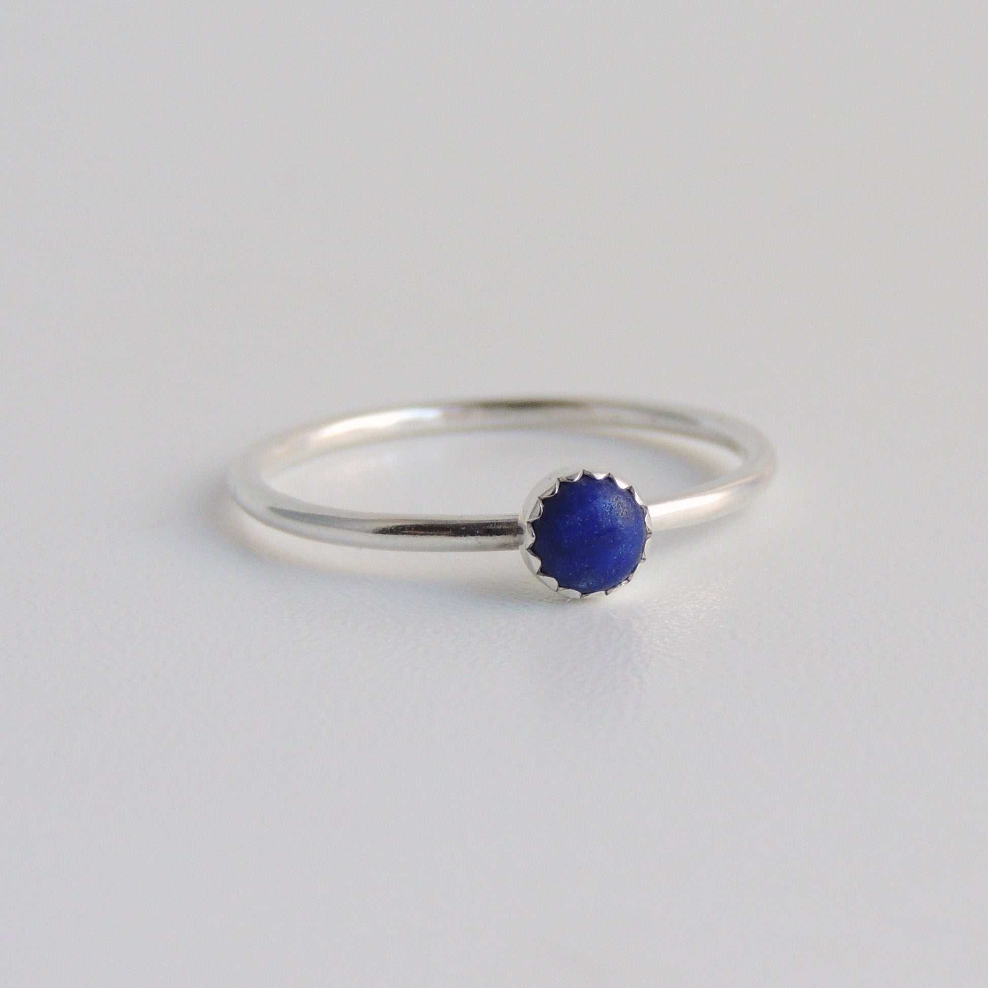 Bague empilable en argent sterling avec lapis-lazuli bleu et pierre sertie d'une lunette dentelée