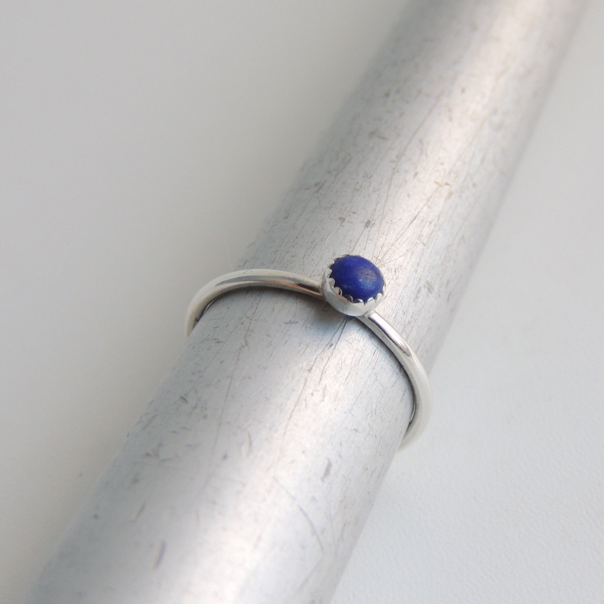 Bague empilable en argent sterling avec lapis-lazuli bleu et pierre sertie d'une lunette dentelée