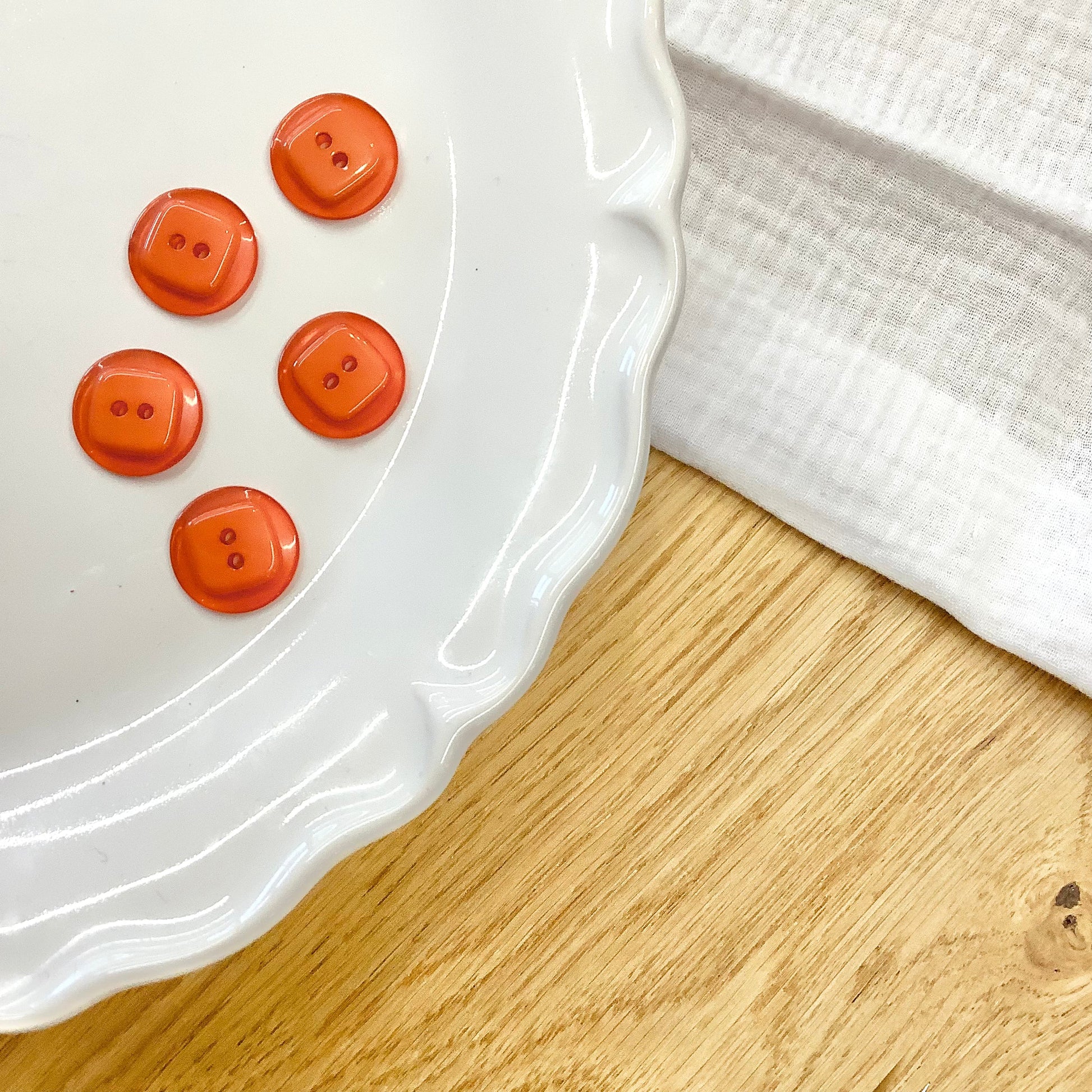 Elan ; Bouton à 2 trous, orange, 18 mm