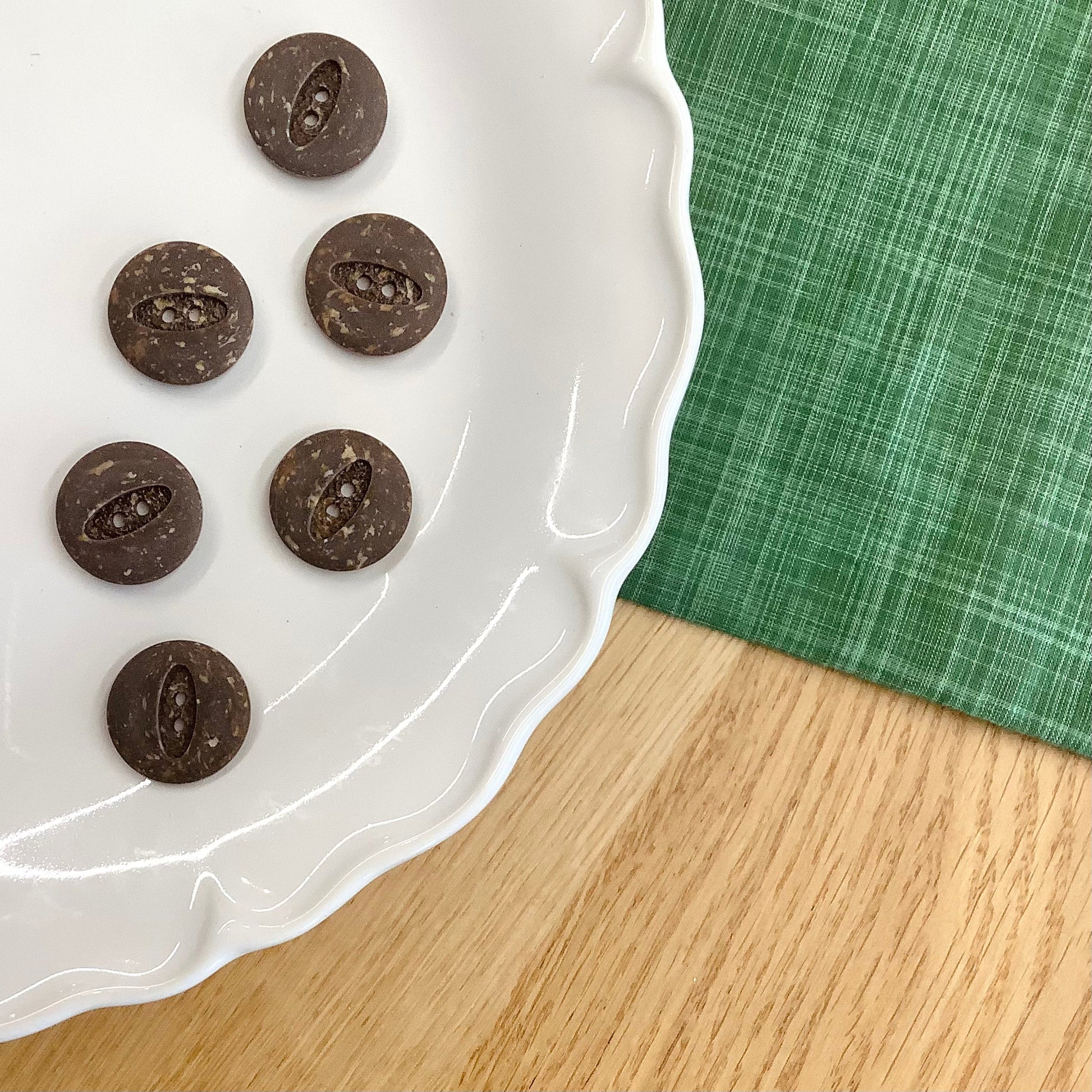 Elan ; bouton à 2 trous, marron, 20 mm