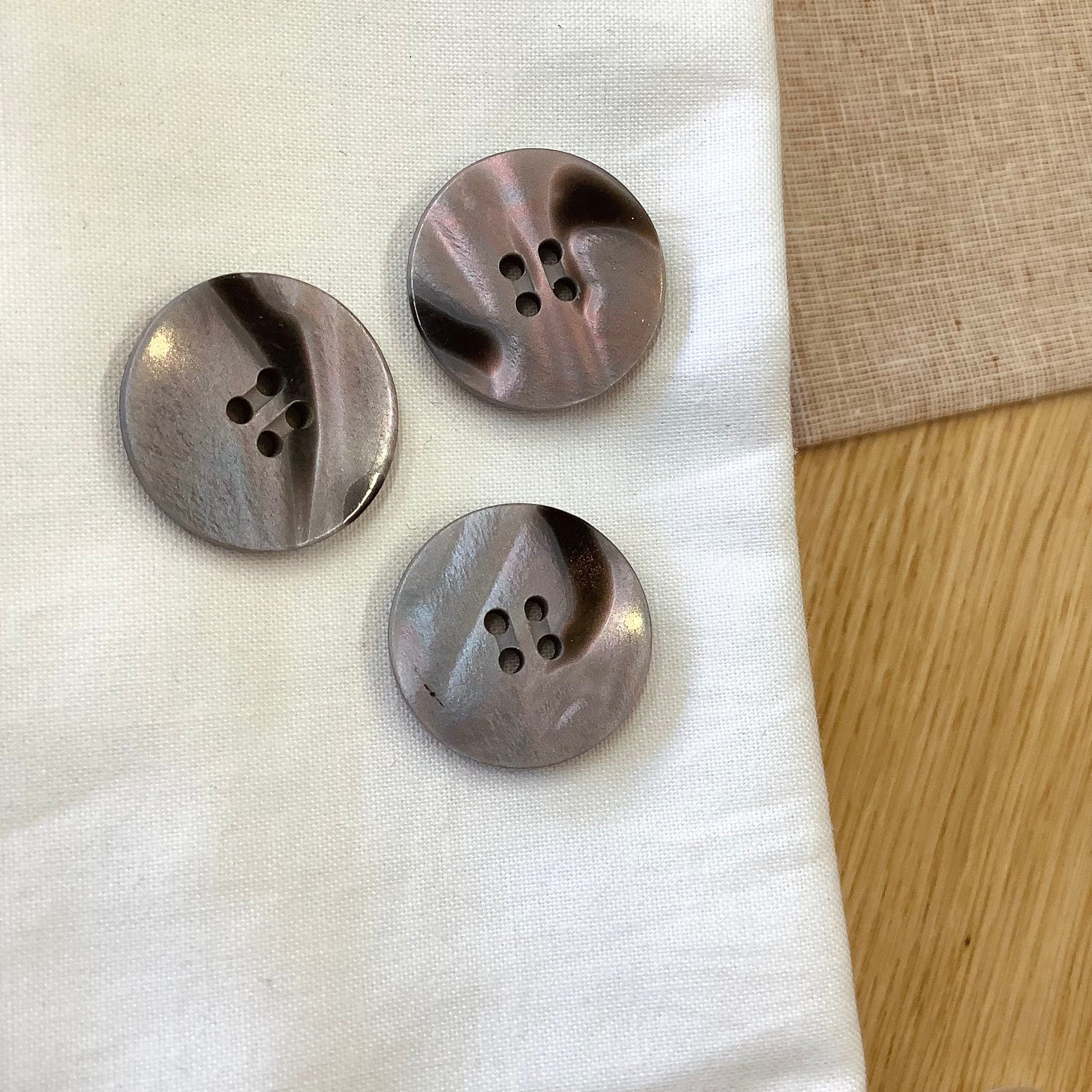 Elan ; Bouton 4 trous, irisé - 25 mm