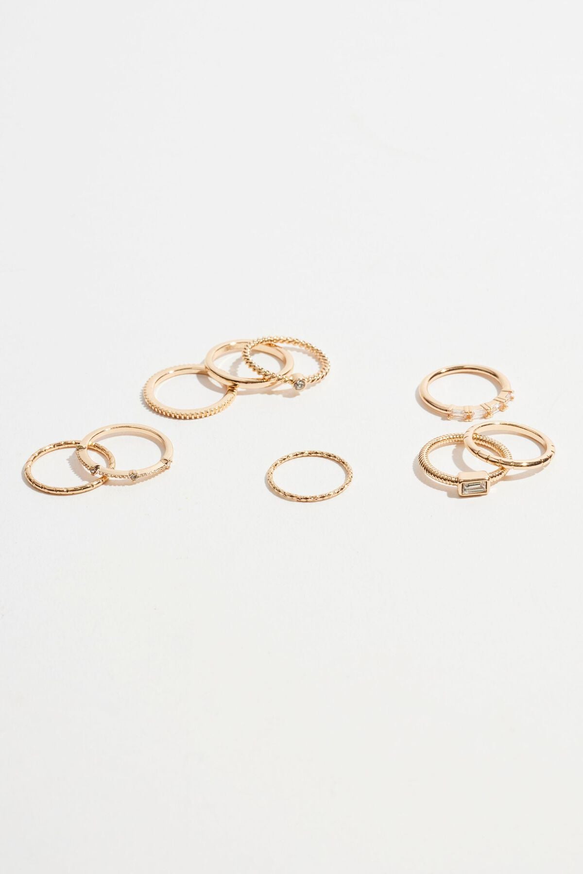 Lot de 9 bagues délicates ornées de pierres précieuses