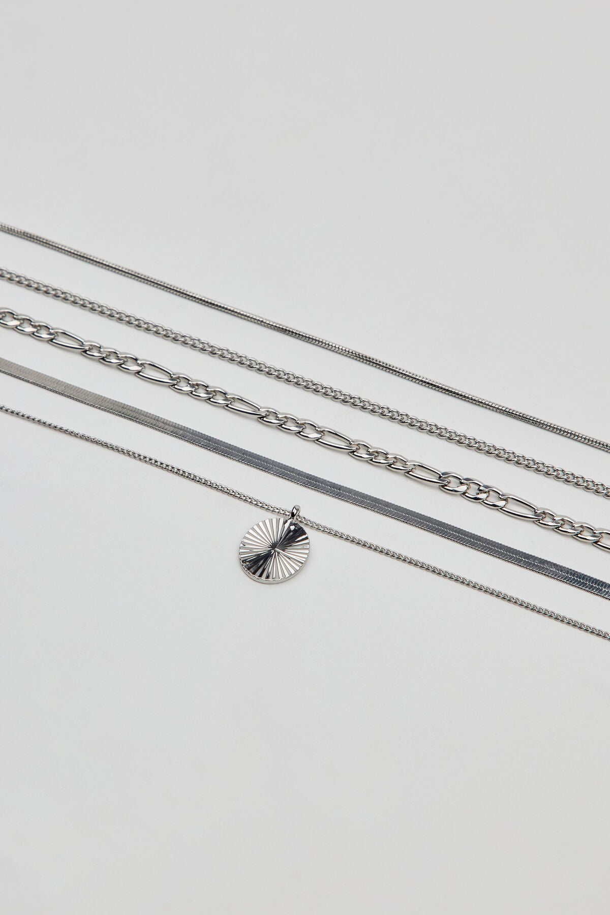 Ensemble de 5 colliers ovales taille diamant épuré