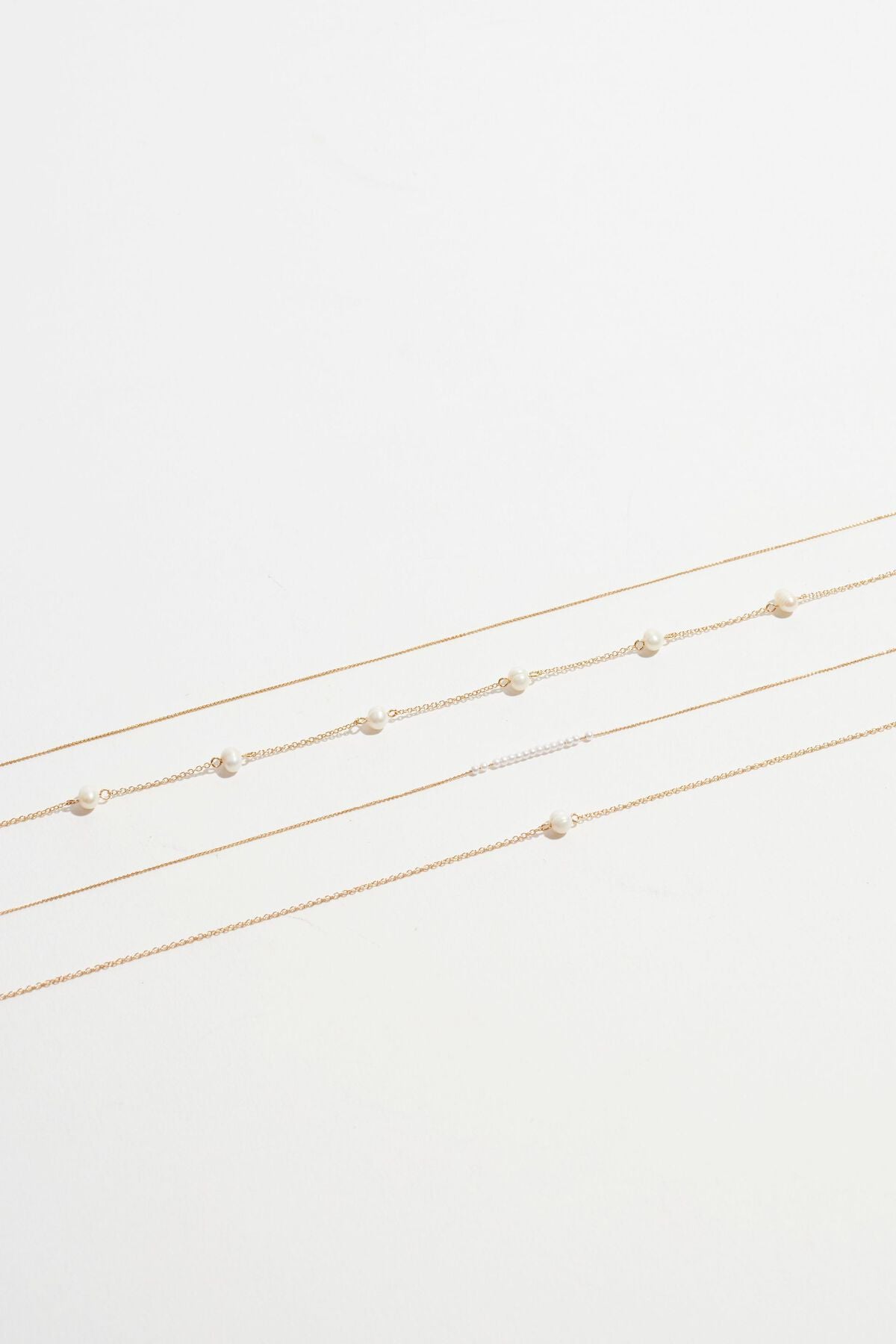 Collier de perles délicates superposées