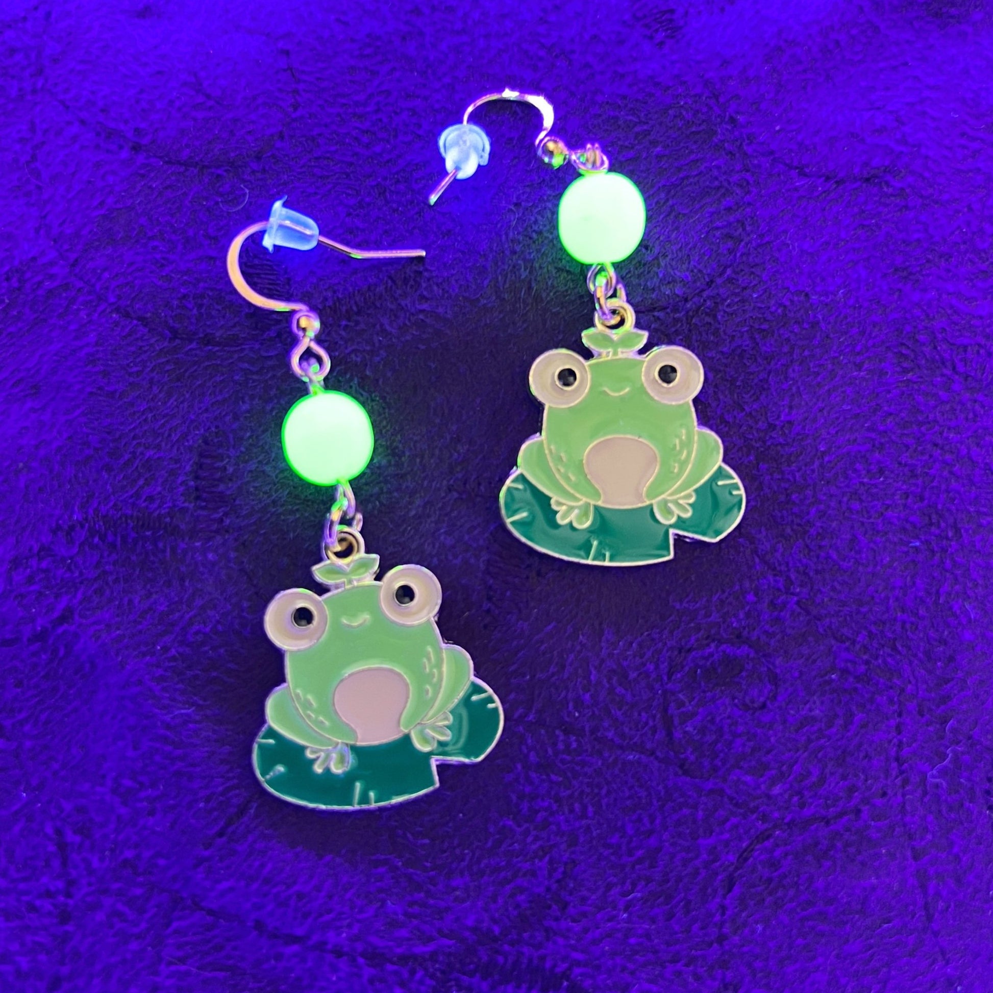 Boucles d'oreilles grenouille en verre d'uranium – Un charme amphibien et une fantaisie lumineuse