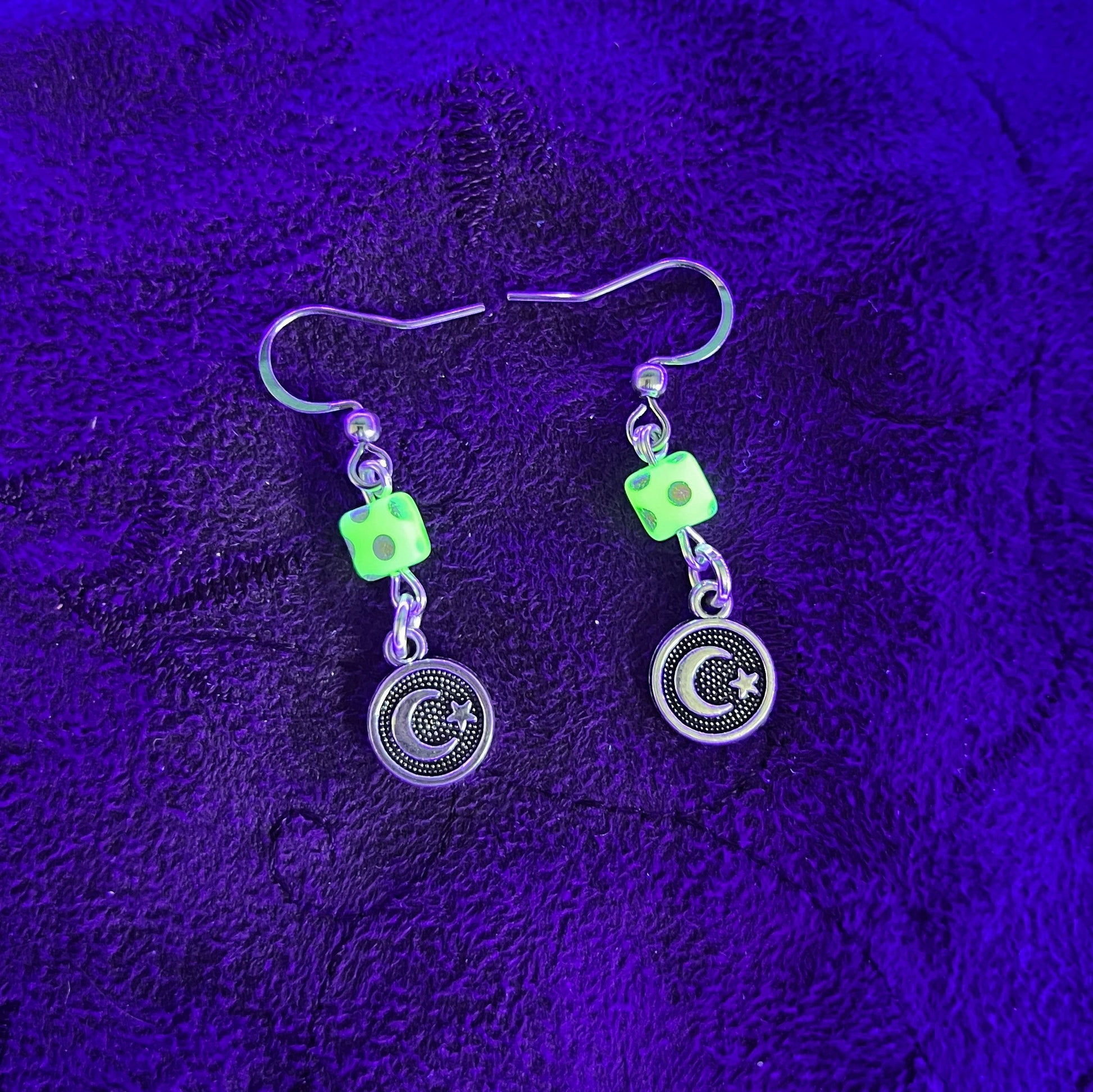 Boucles d'oreilles minimalistes lune et étoile avec perles en verre d'uranium opaques à pois blancs – Bijoux célestes éclatants
