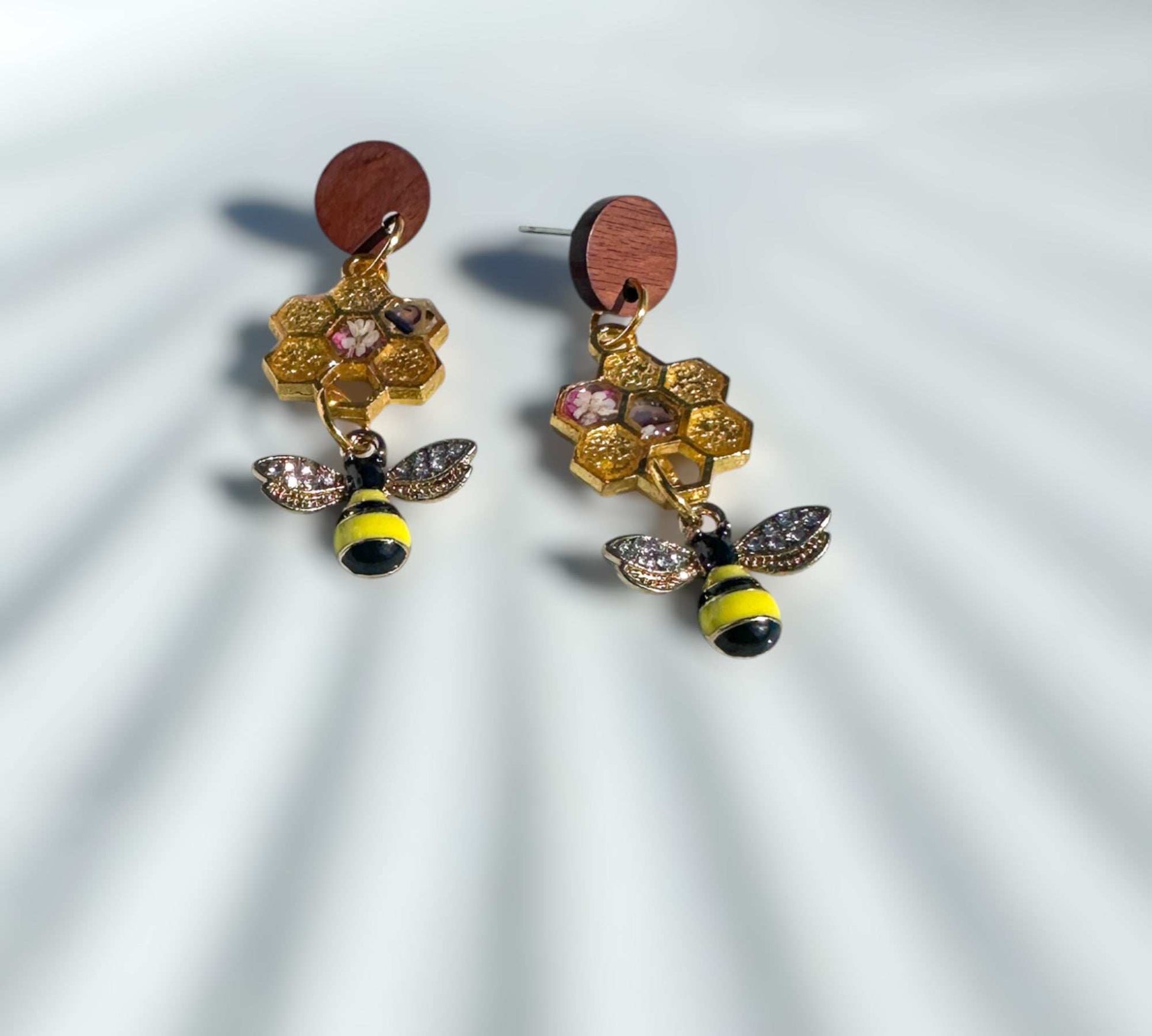 Boucles d'oreilles pendantes à thème Bee-utiful avec nids d'abeilles floraux pressés