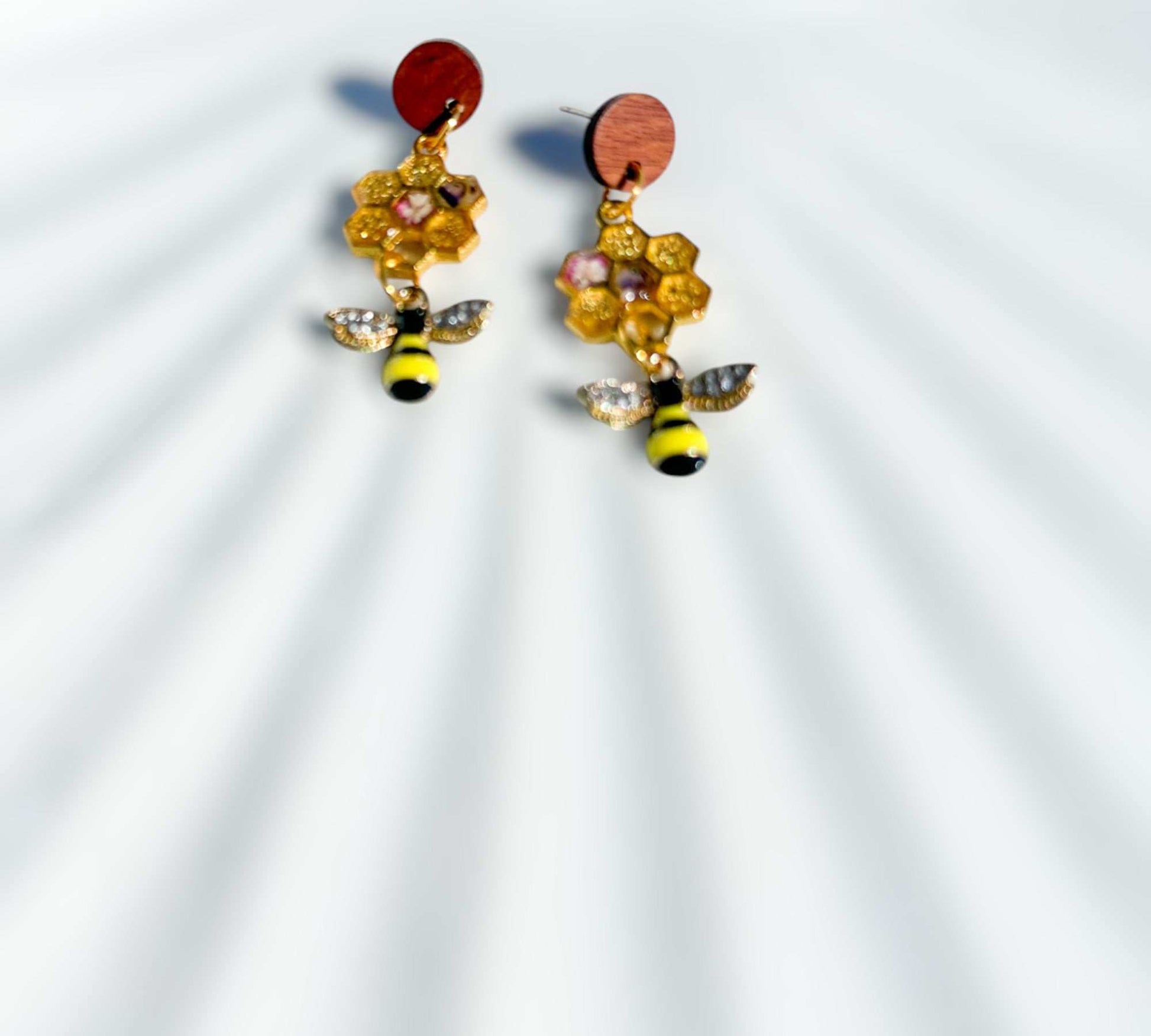 Boucles d'oreilles pendantes à thème Bee-utiful avec nids d'abeilles floraux pressés