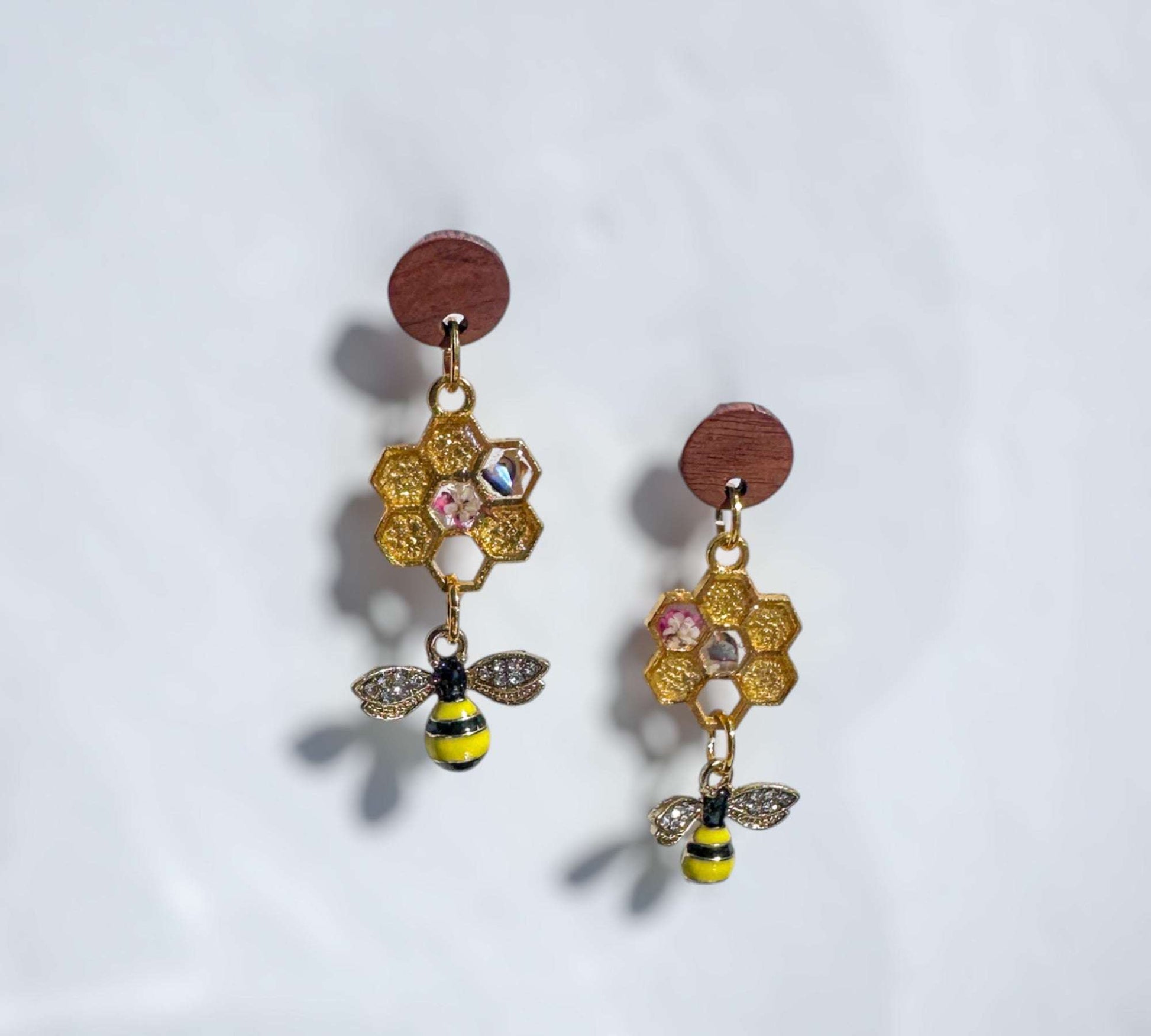 Boucles d'oreilles pendantes à thème Bee-utiful avec nids d'abeilles floraux pressés