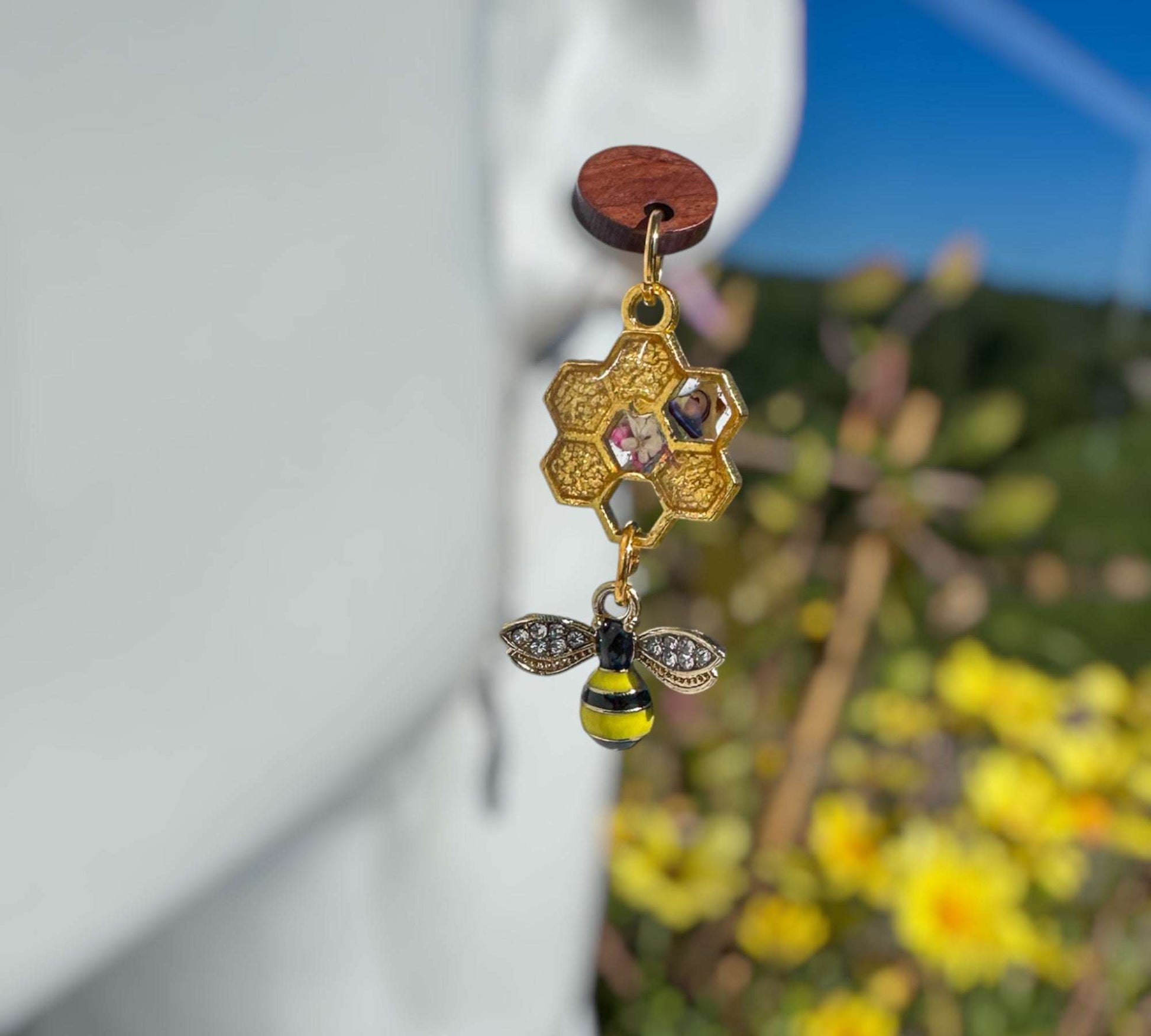 Boucles d'oreilles pendantes à thème Bee-utiful avec nids d'abeilles floraux pressés