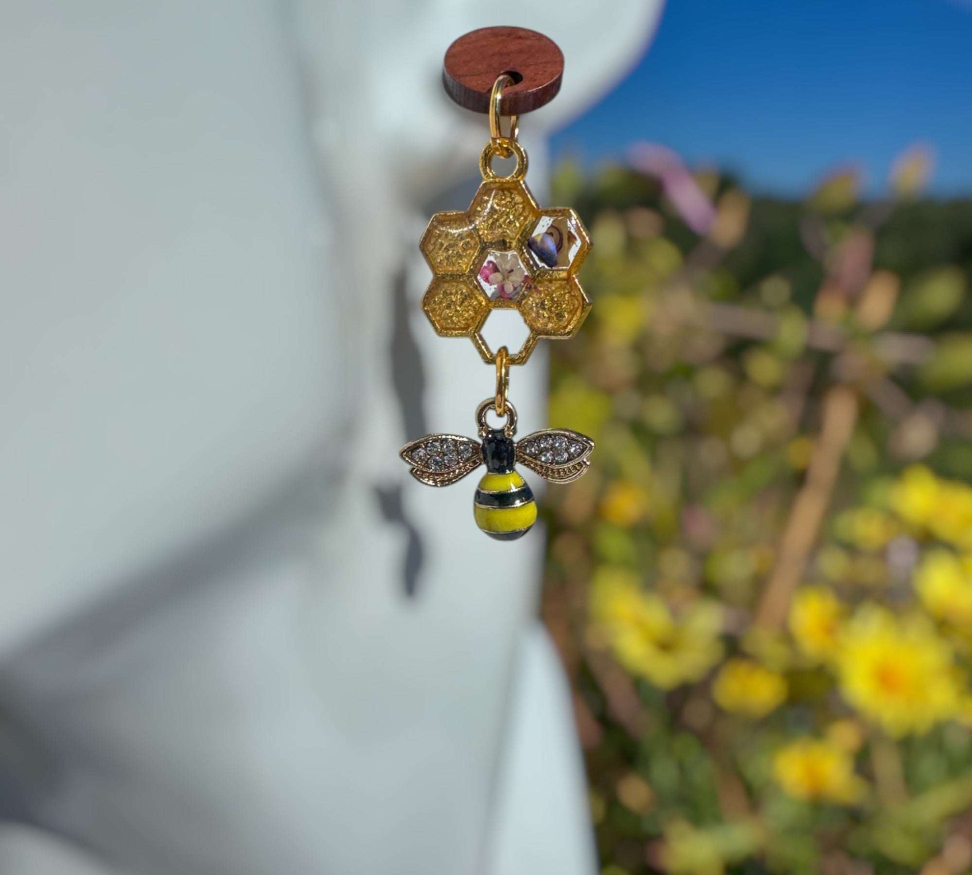 Boucles d'oreilles pendantes à thème Bee-utiful avec nids d'abeilles floraux pressés