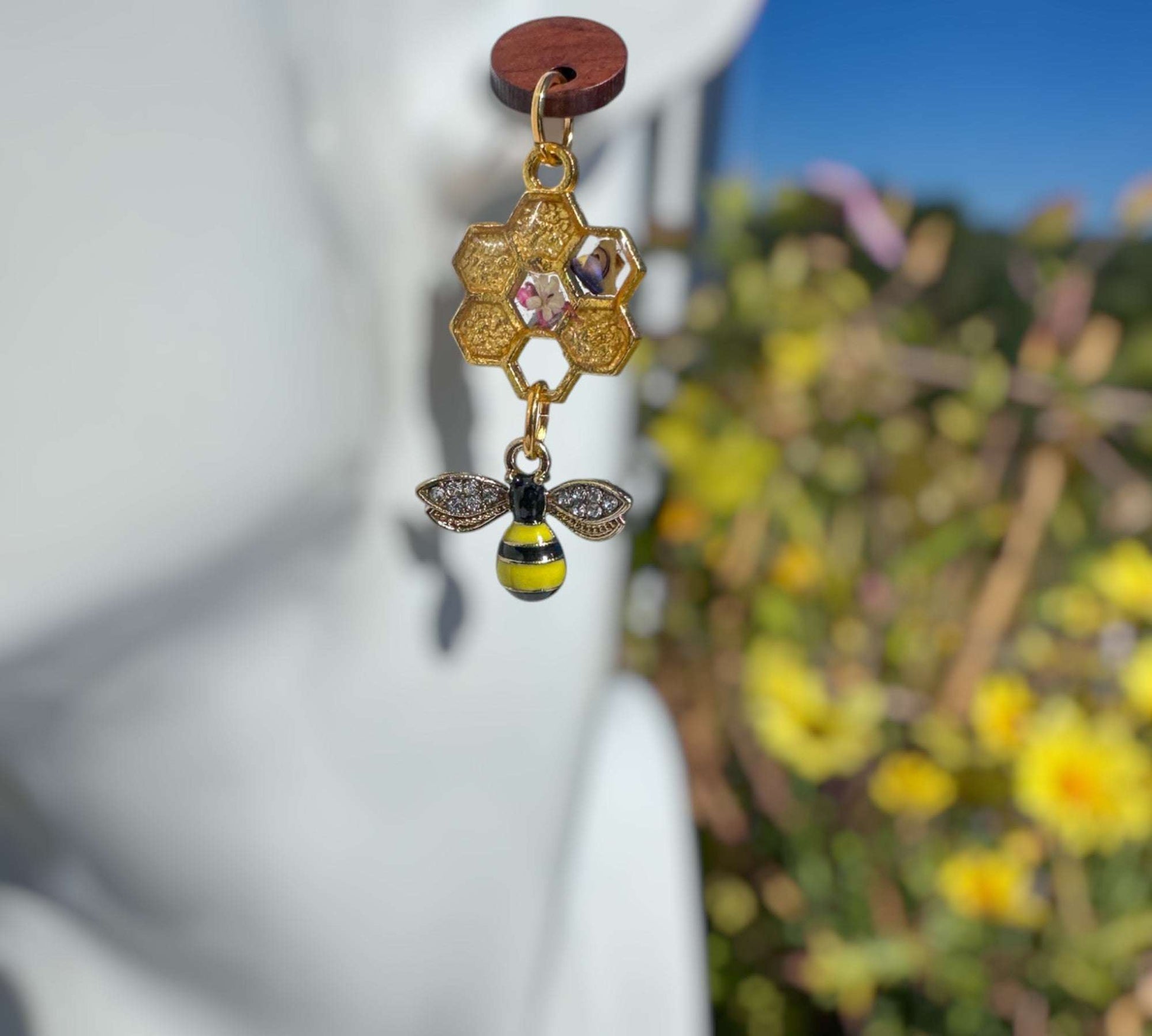 Boucles d'oreilles pendantes à thème Bee-utiful avec nids d'abeilles floraux pressés