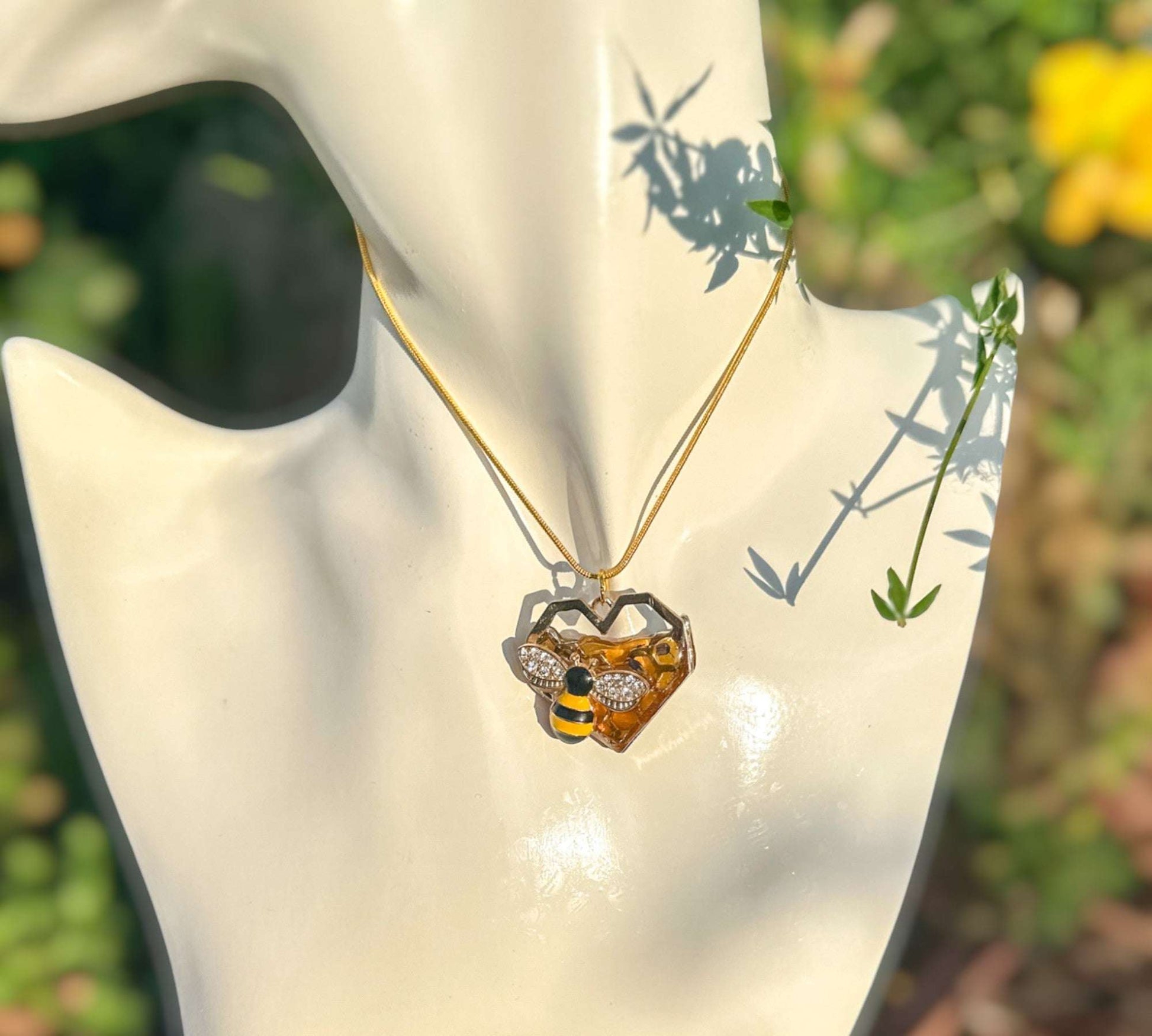 Pendentif en nid d'abeille en forme de cœur doré fait main avec une adorable breloque abeille