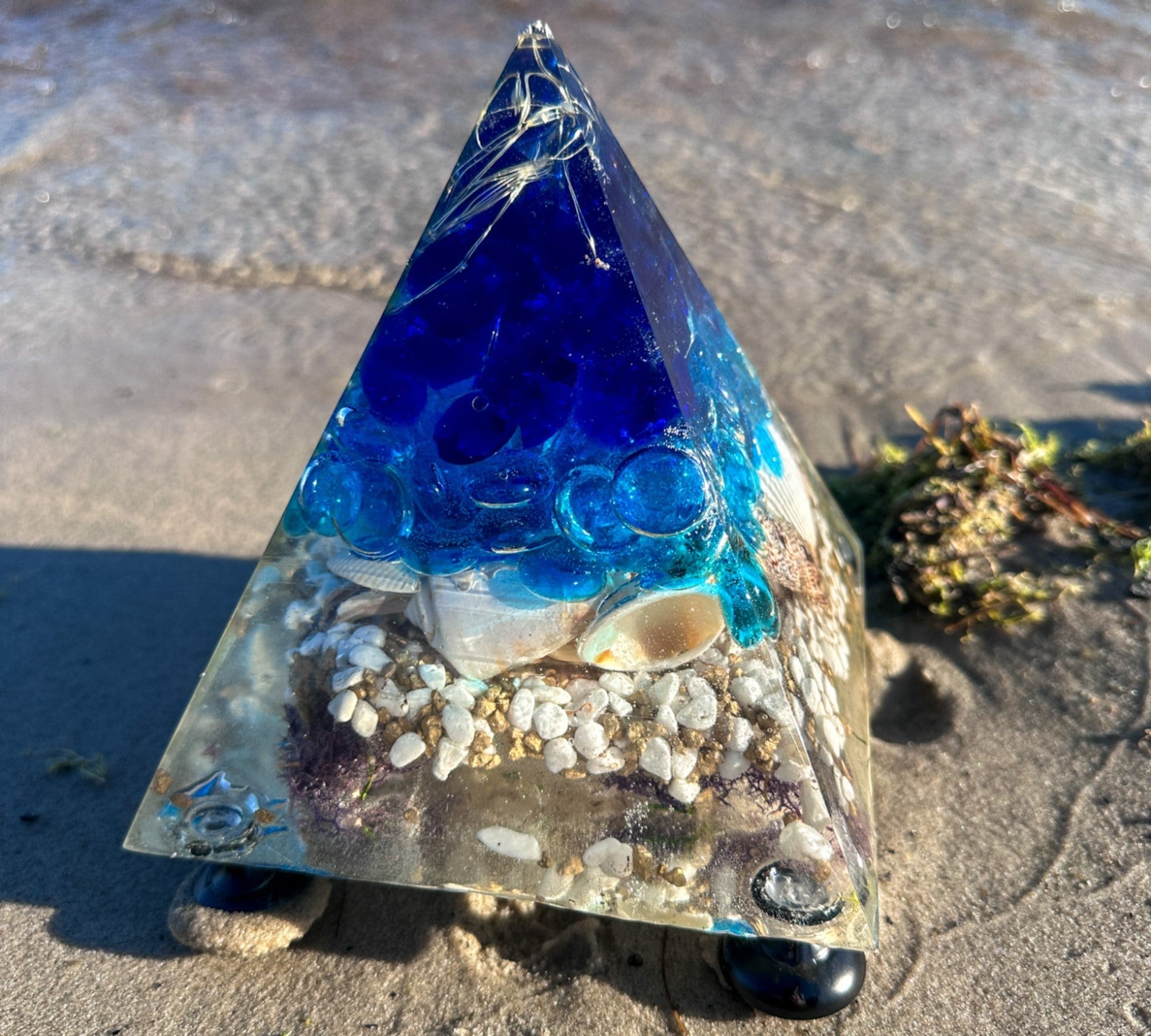Sérénité en bord de mer : pyramide en résine sur le thème de l'océan avec de vrais coquillages