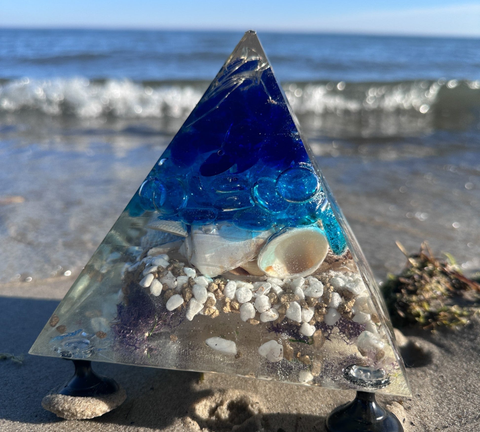 Sérénité en bord de mer : pyramide en résine sur le thème de l'océan avec de vrais coquillages