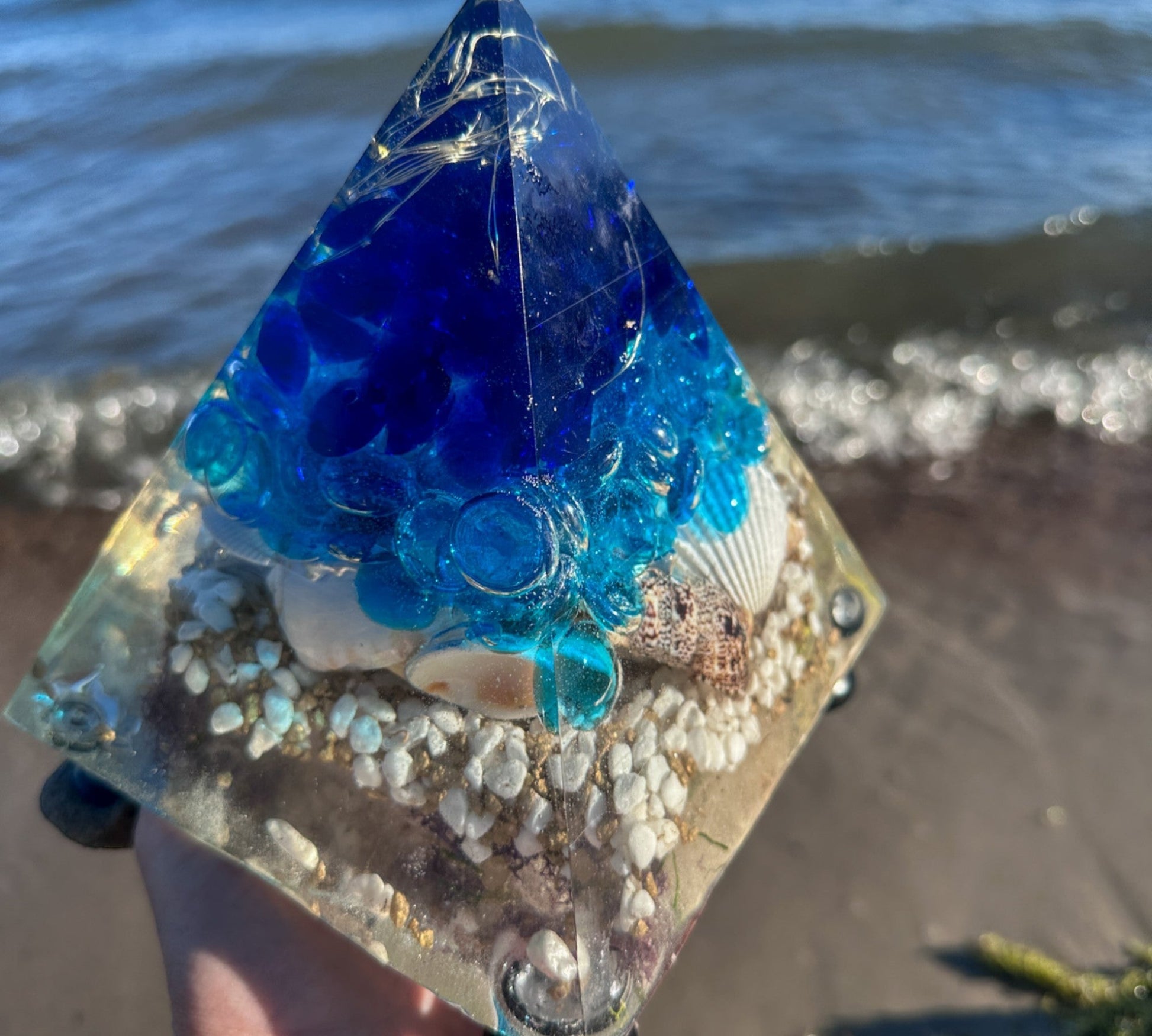 Sérénité en bord de mer : pyramide en résine sur le thème de l'océan avec de vrais coquillages