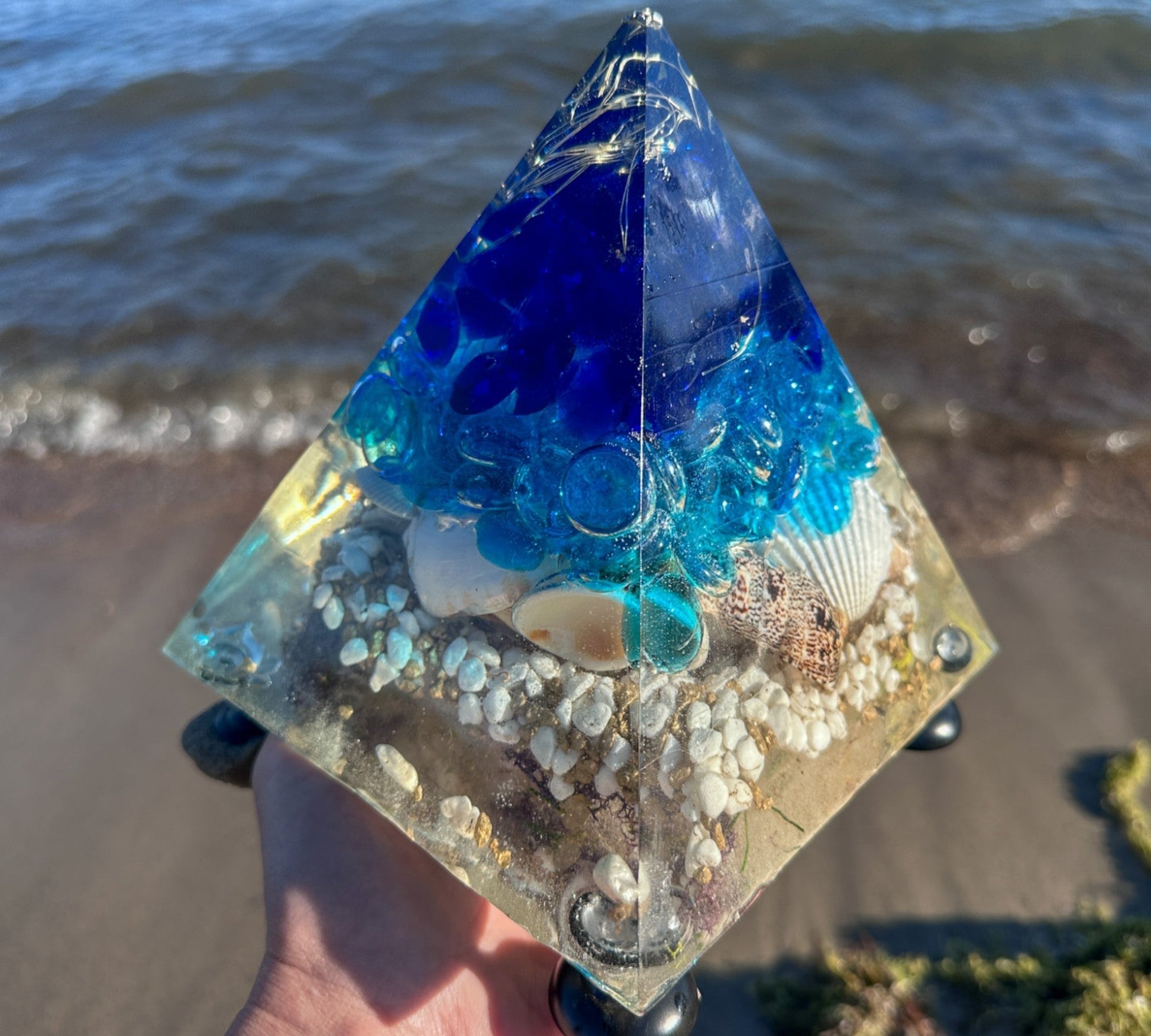 Sérénité en bord de mer : pyramide en résine sur le thème de l'océan avec de vrais coquillages
