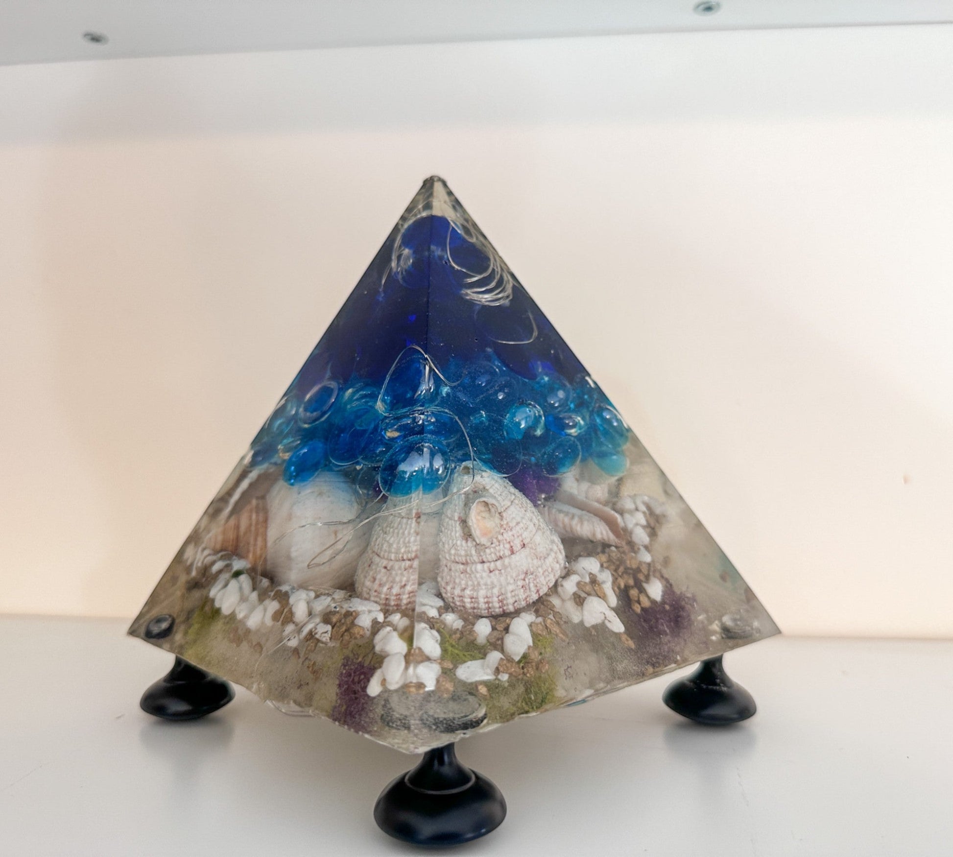 Sérénité en bord de mer : pyramide en résine sur le thème de l'océan avec de vrais coquillages