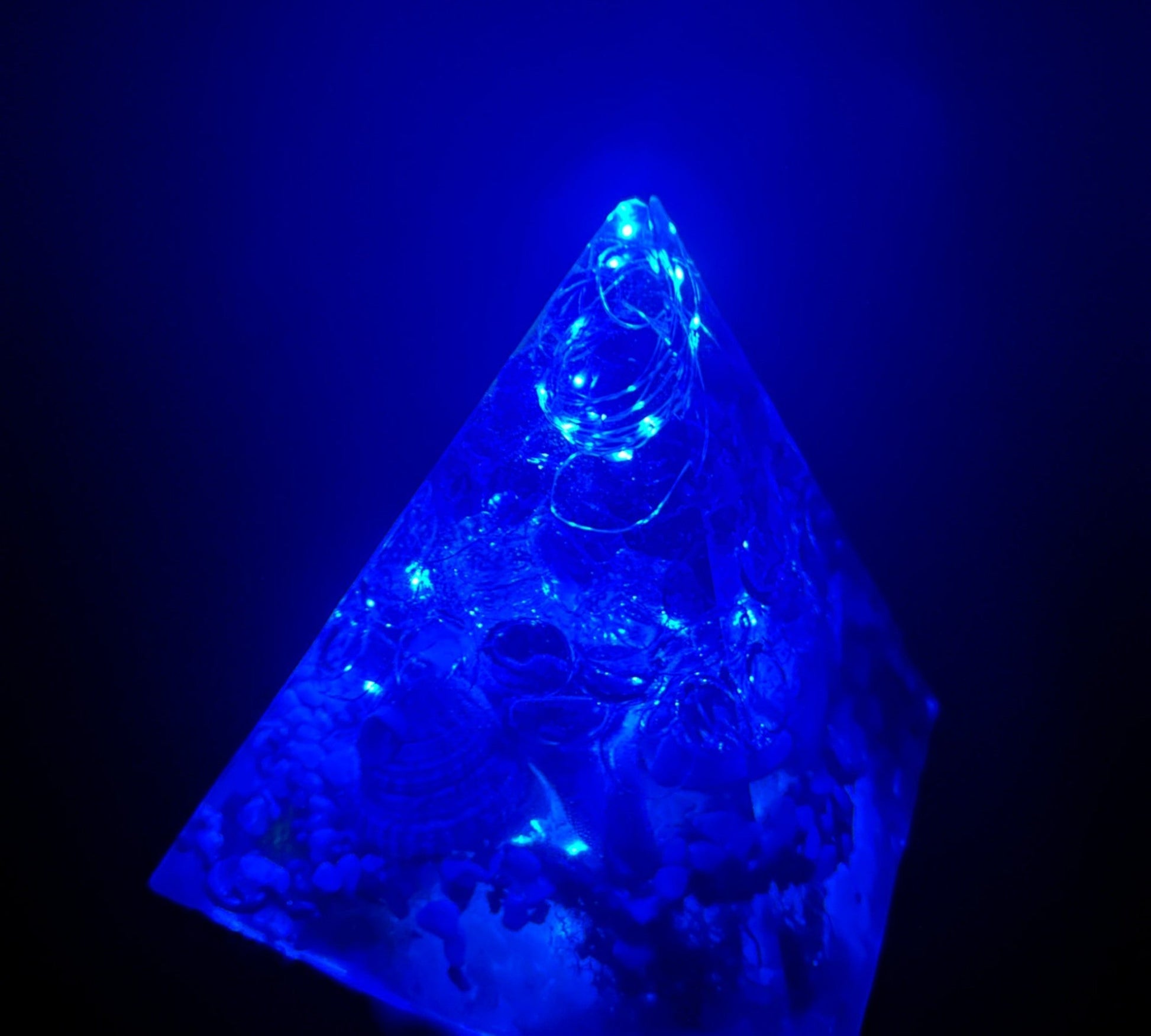 Sérénité en bord de mer : pyramide en résine sur le thème de l'océan avec de vrais coquillages