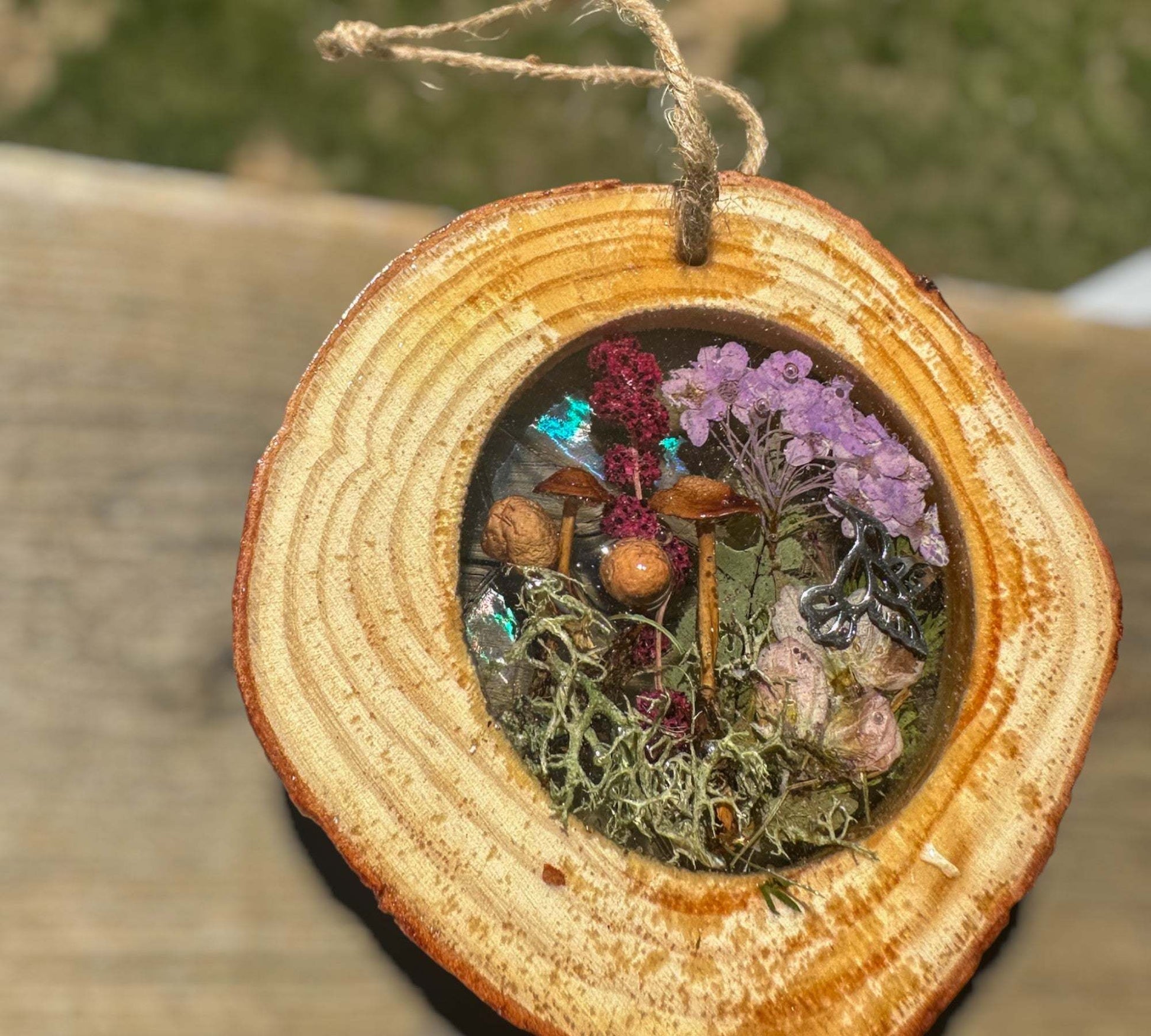 Attrape-soleil sérénade de colibris de la forêt enchantée avec de vraies fleurs