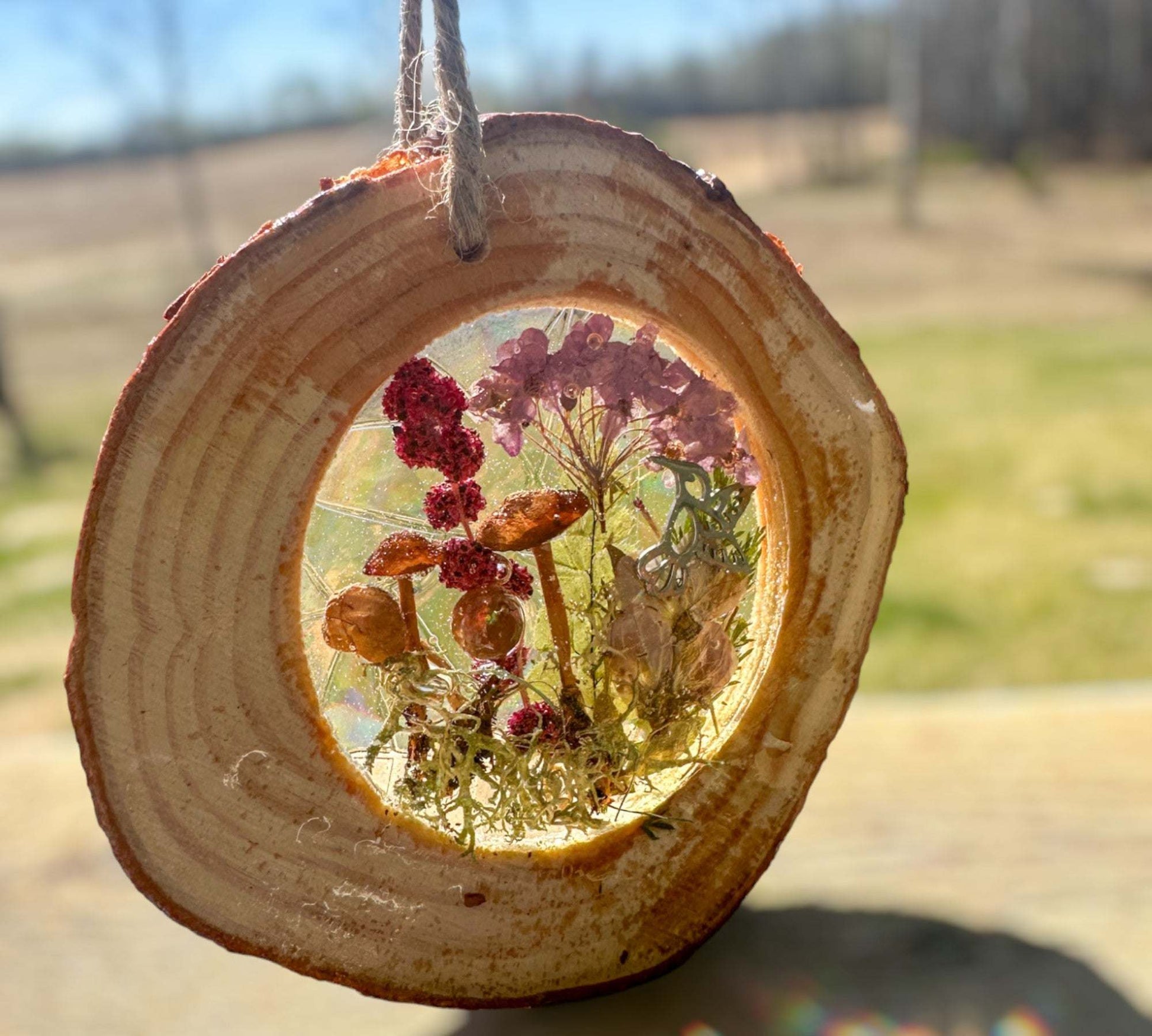 Attrape-soleil sérénade de colibris de la forêt enchantée avec de vraies fleurs