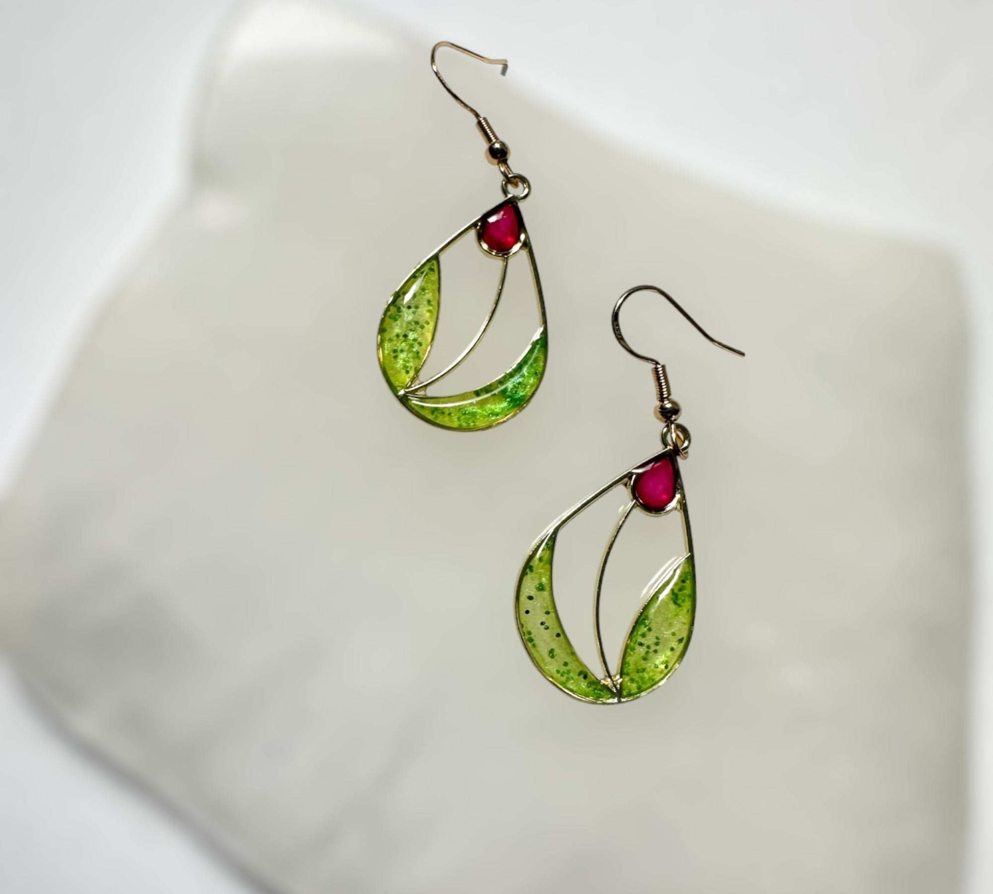 Boucles d'oreilles tulipes rouges en fleurs printanières : délices floraux artisanaux