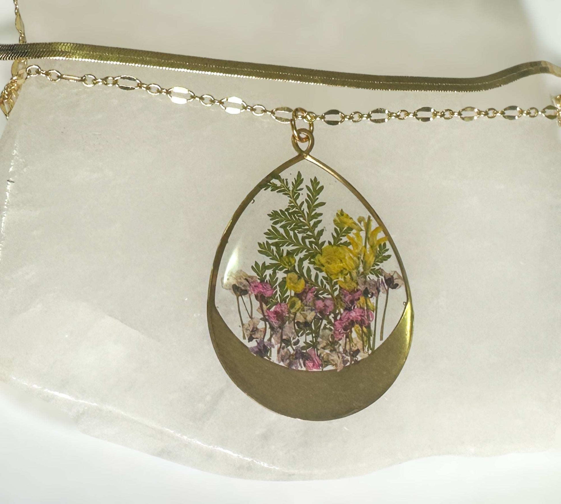 Sérénité du jardin - Collier multicouche en résine fait main avec fleurs pressées