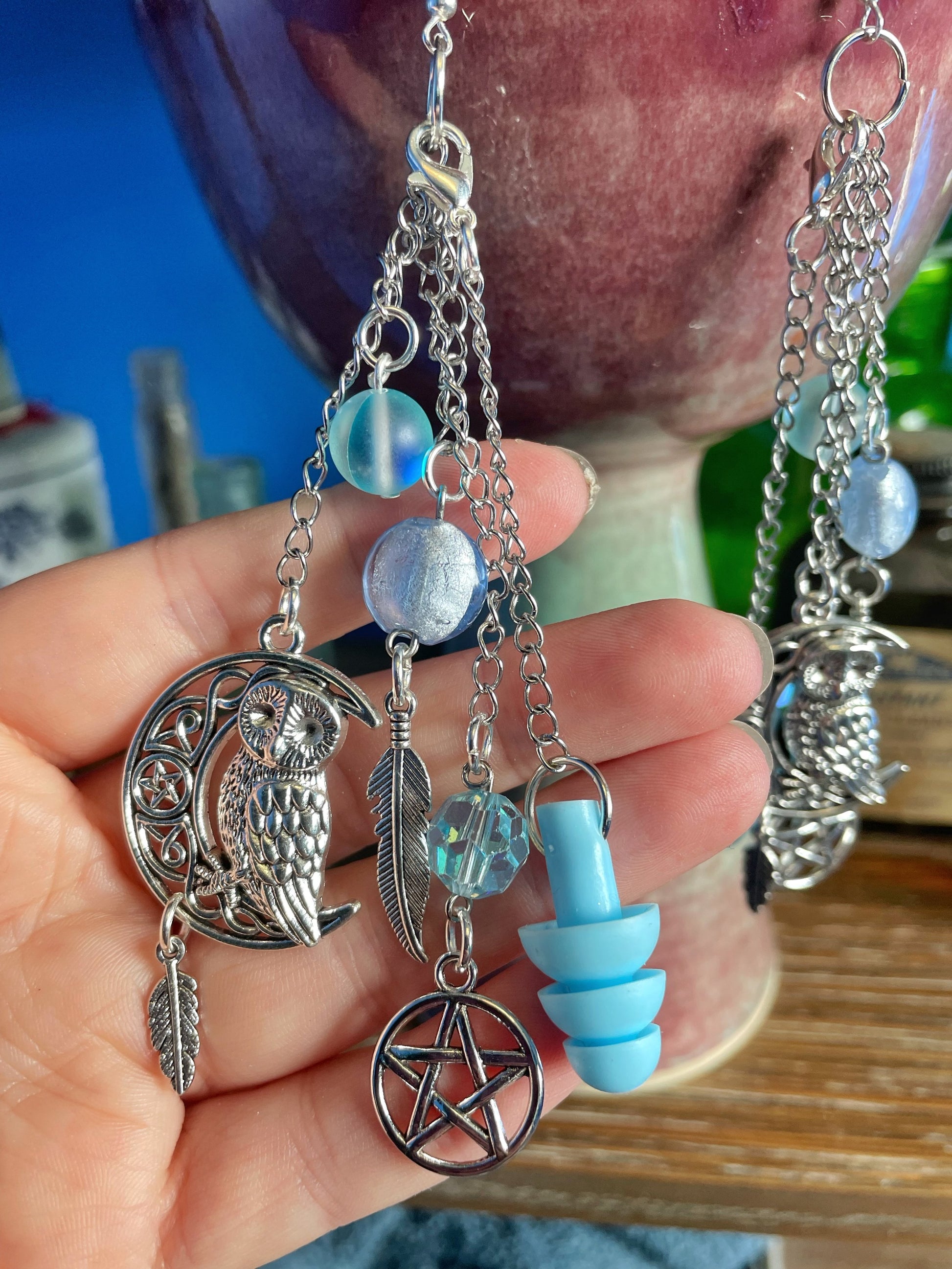 Boucles d'oreilles sensorielles en forme de croissant de lune bleu clair avec hibou et pentacle