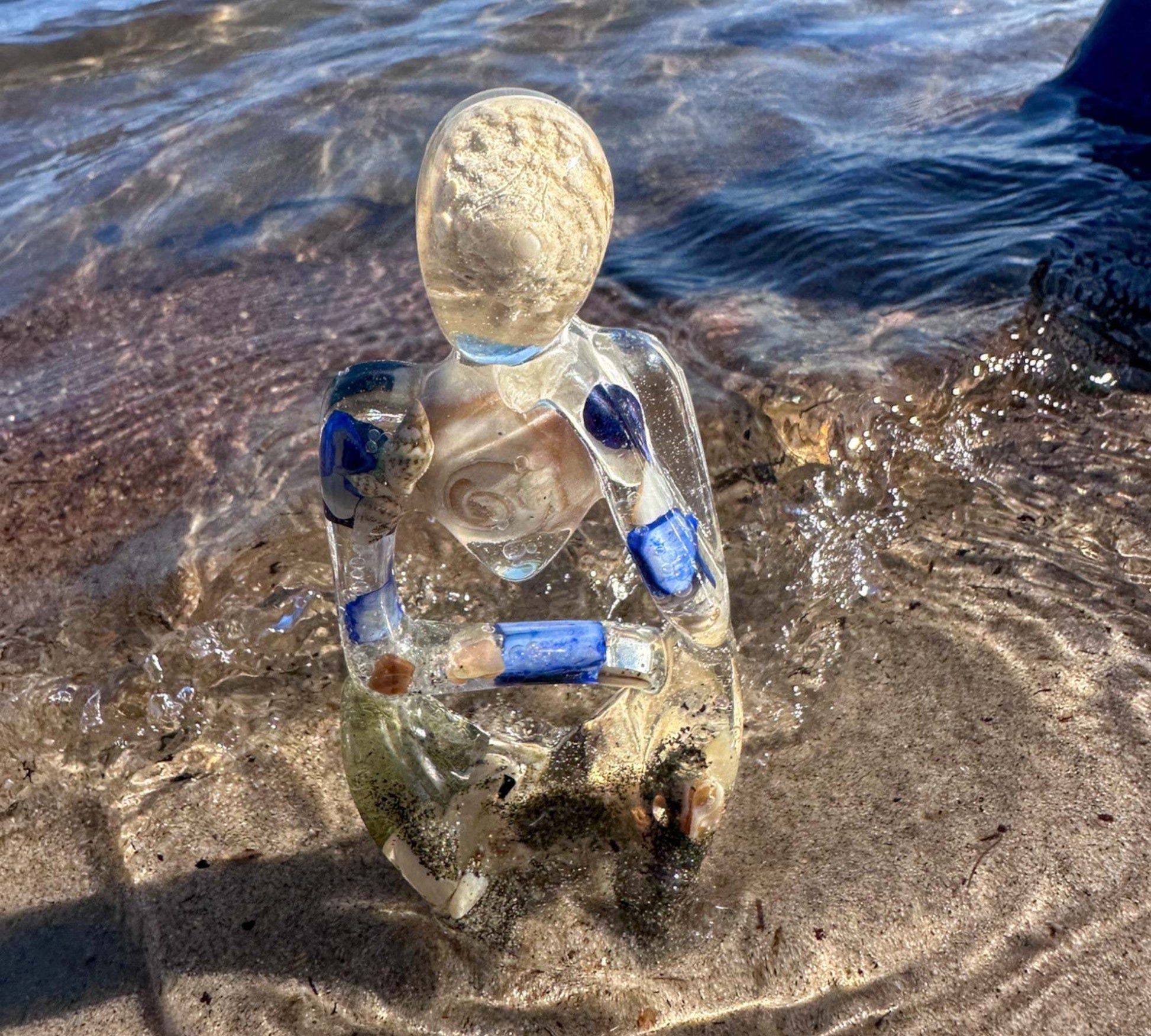 Contemplation au bord de la mer : sculpture en résine de coquillage « Penseur sur le thème de l'océan » 2