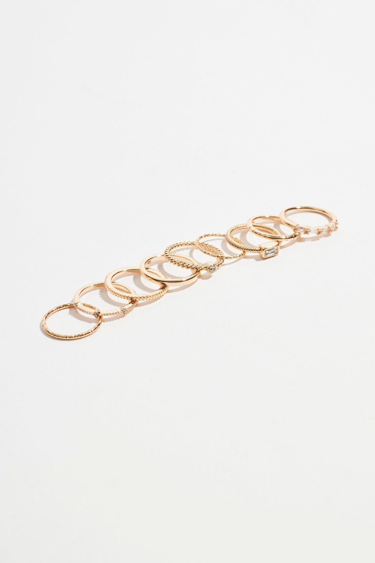 Lot de 9 bagues délicates ornées de pierres précieuses