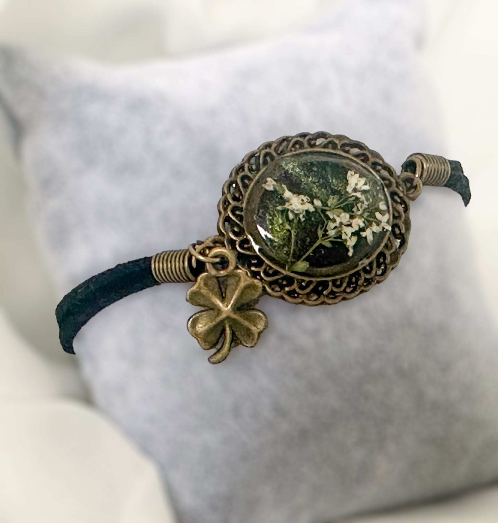 Bracelet en résine à fleurs blanches avec accents de fleurs séchées