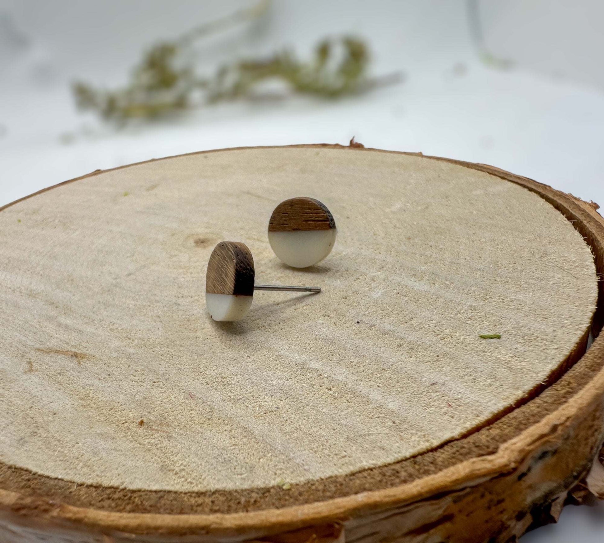 Boucles d'oreilles à tige en bois et résine style bohème - Boucles d'oreilles hippies blanches et bois style bohème