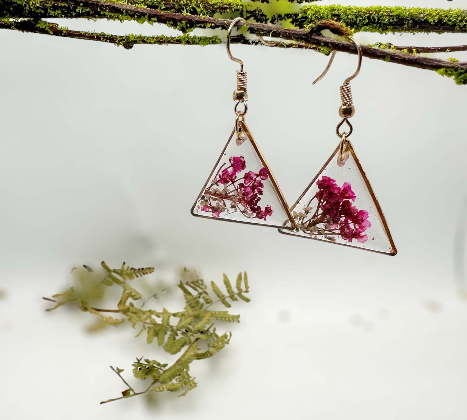 Boucles d'oreilles en résine à pétales de fleurs pressées faites à la main