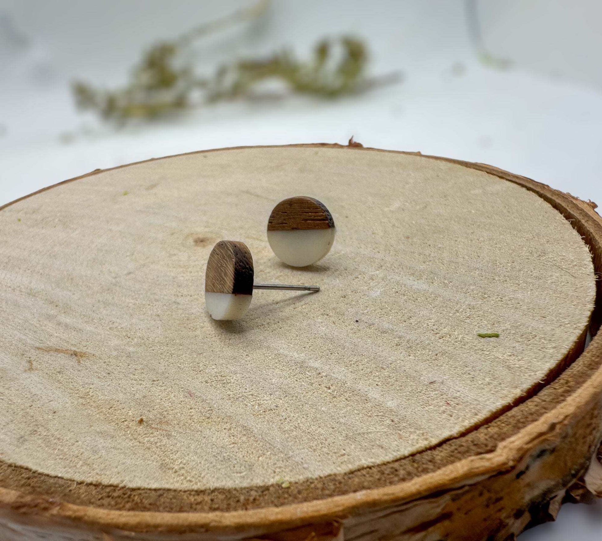 Boucles d'oreilles à tige en bois et résine style bohème - Boucles d'oreilles hippies blanches et bois style bohème