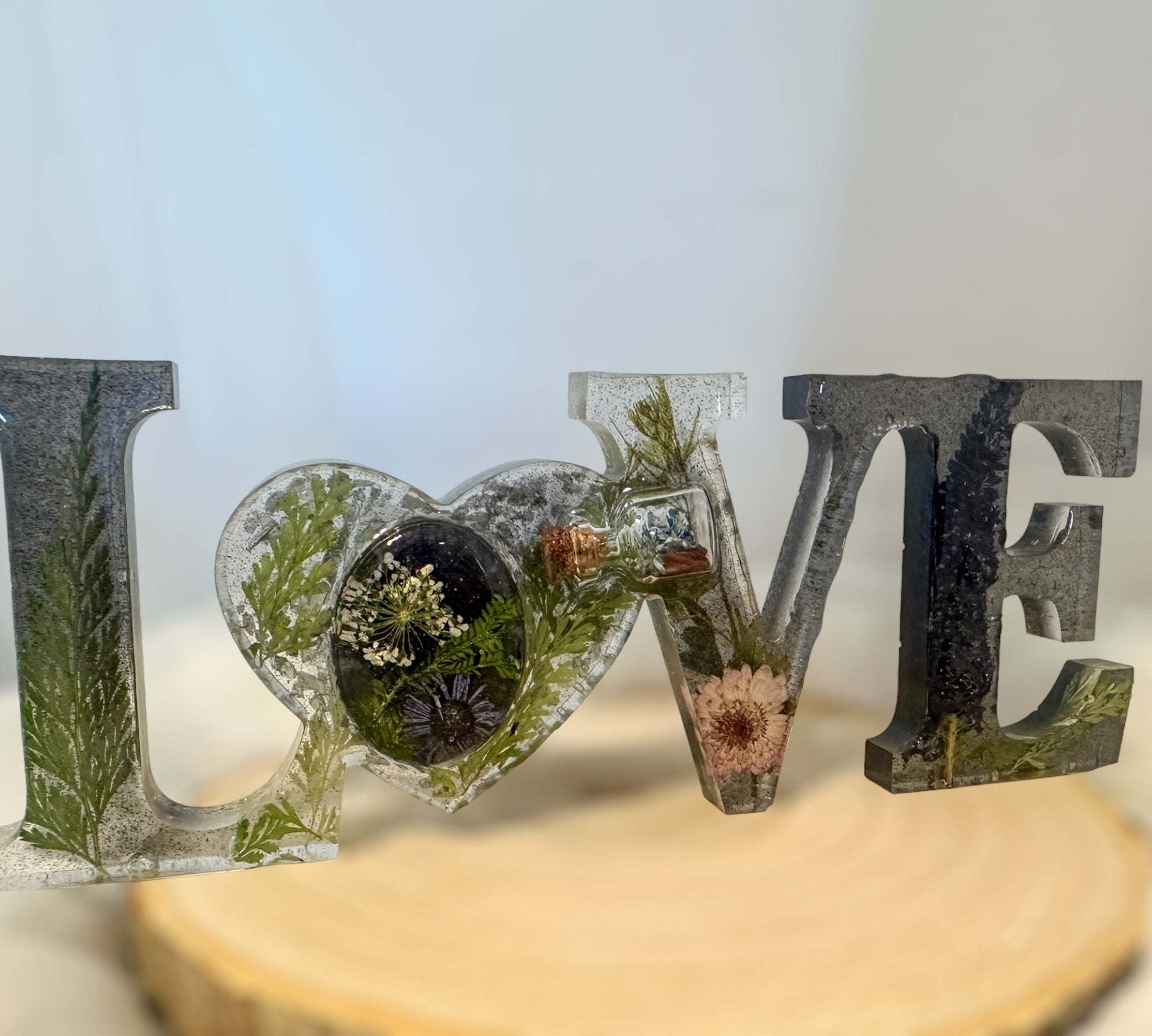 Mot d'art LOVE fait à la main en résine époxy rempli de fleurs séchées