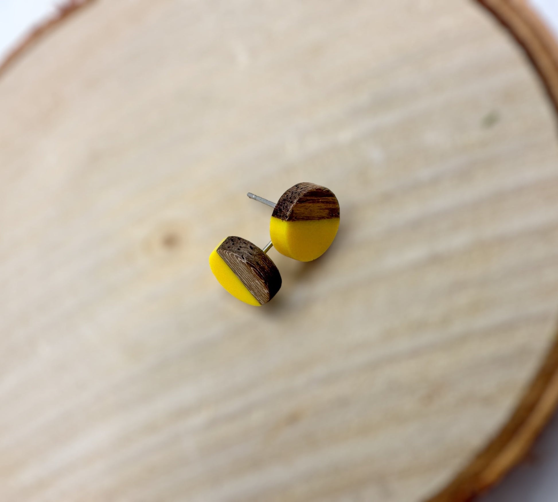 Boucles d'oreilles à tige en bois et résine style bohème - Boucles d'oreilles hippies jaunes et bois