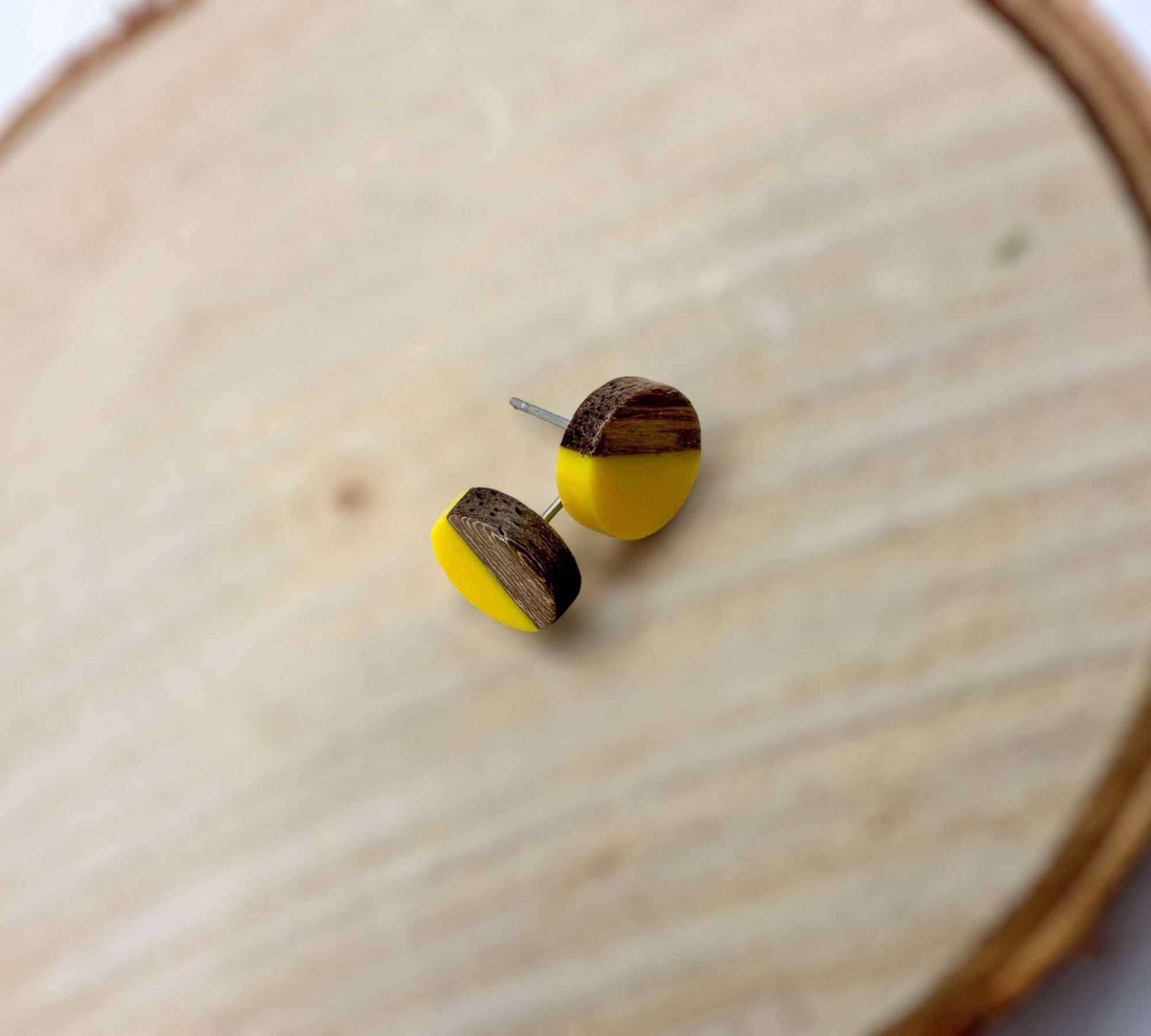 Boucles d'oreilles à tige en bois et résine style bohème - Boucles d'oreilles hippies jaunes et bois