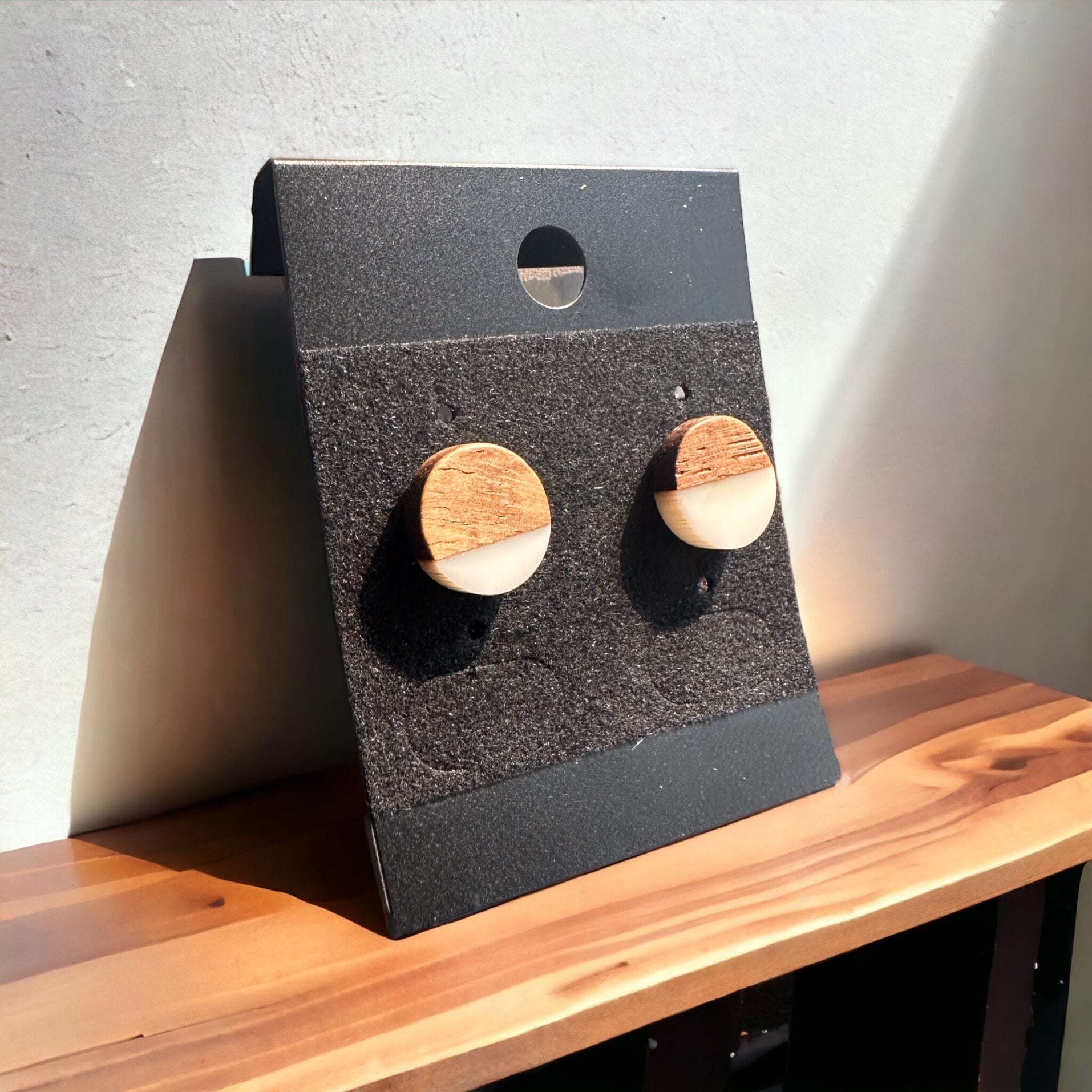 Boucles d'oreilles à tige en bois et résine style bohème - Boucles d'oreilles hippies blanches et bois style bohème