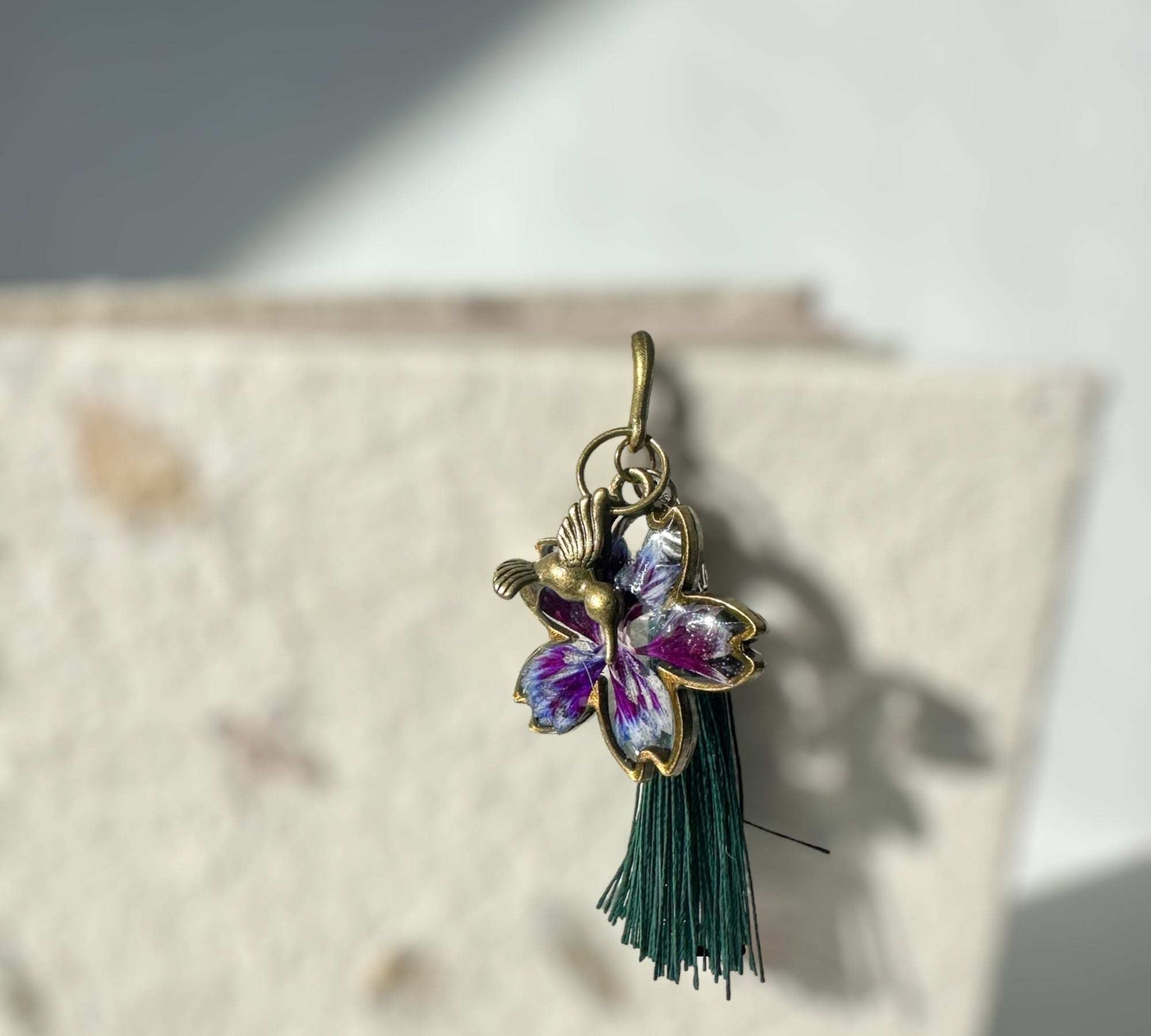 Marque-page - Marque-page pétale de fleur avec breloques colibri