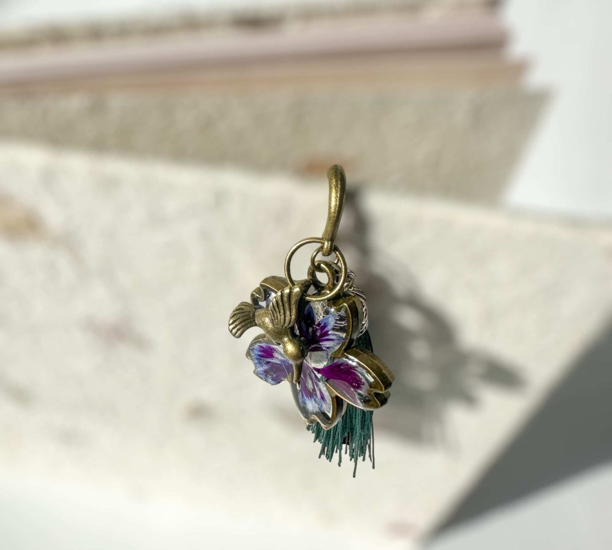 Marque-page - Marque-page pétale de fleur avec breloques colibri