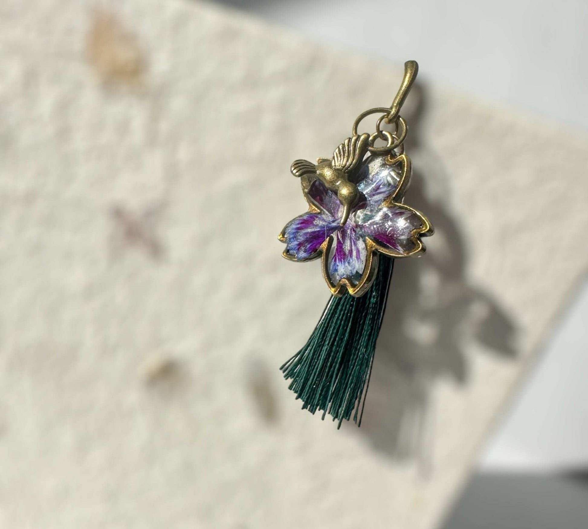 Marque-page - Marque-page pétale de fleur avec breloques colibri