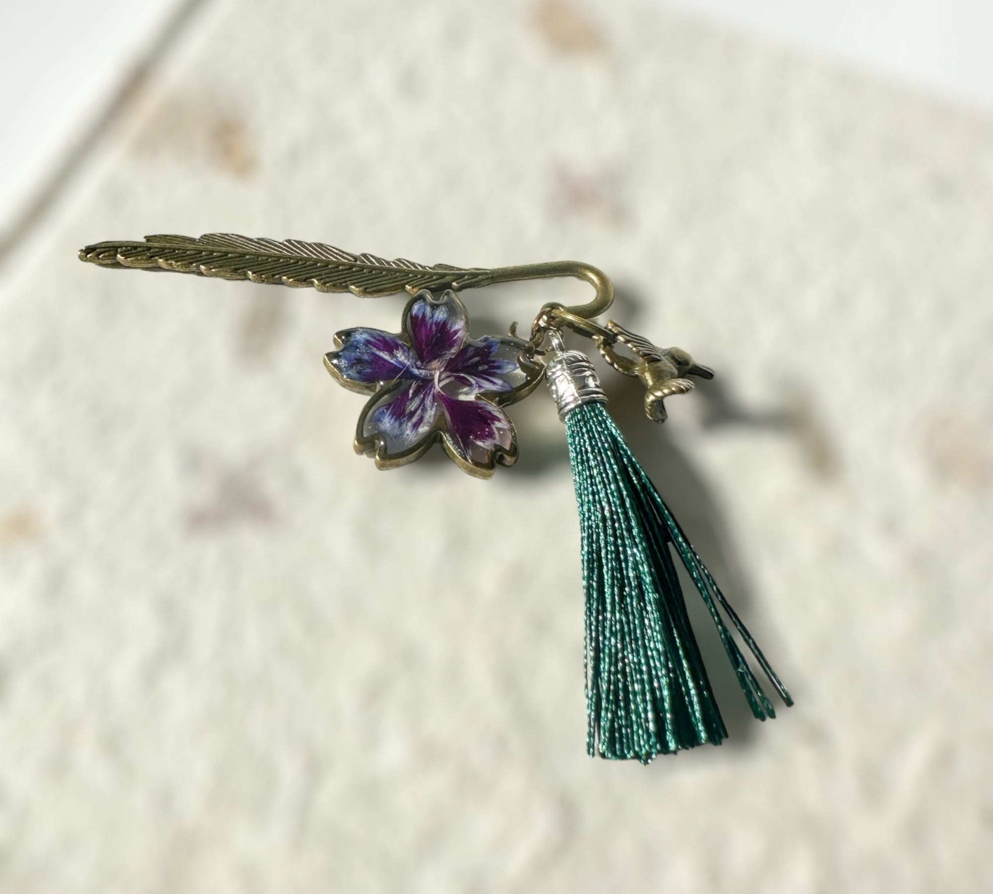 Marque-page - Marque-page pétale de fleur avec breloques colibri